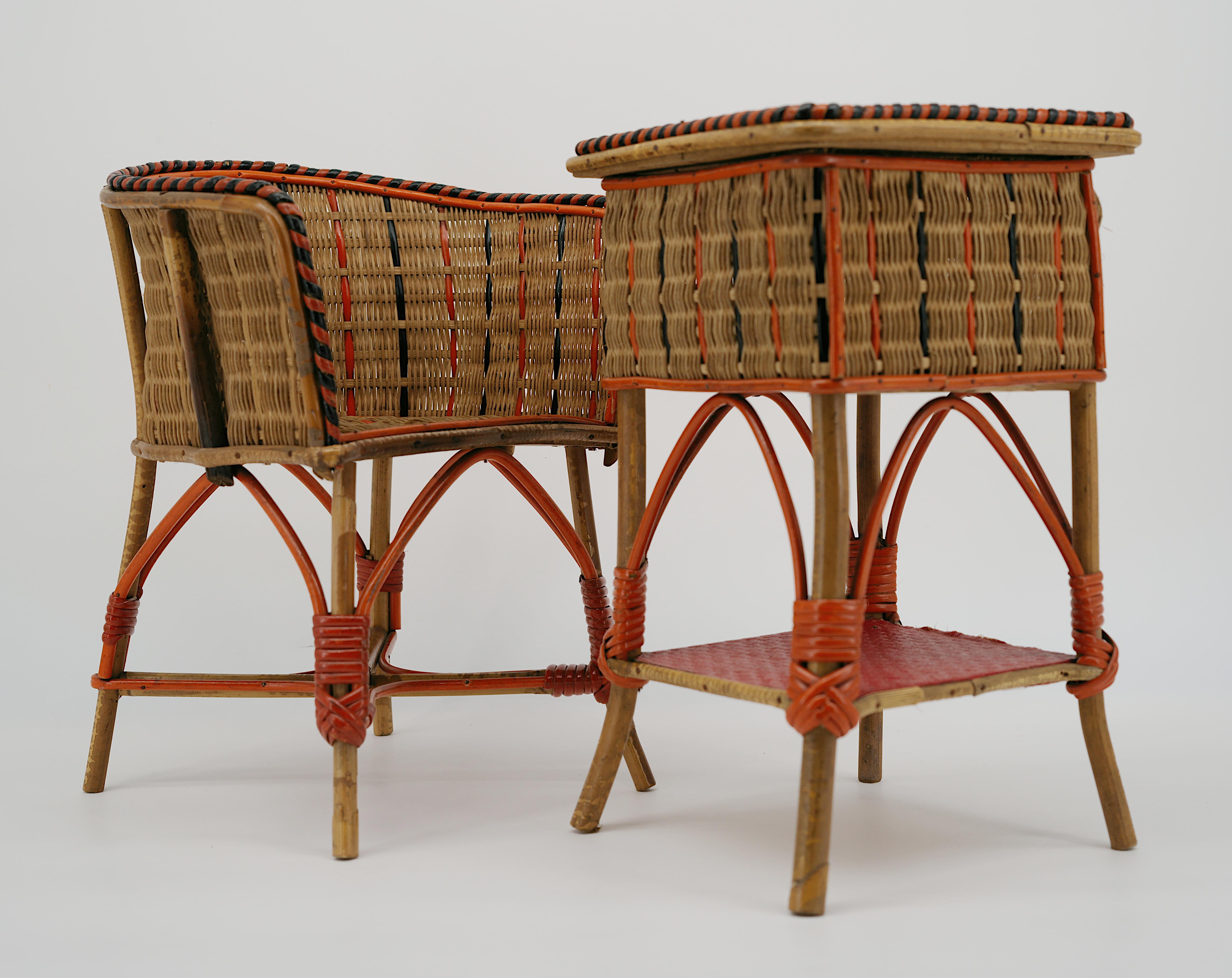 Französisches Puppenzimmer aus Bambus und Rattan, Spielhaus, Frankreich, ca.1900. Bambus, Rattan, Korbweide und Stoff. Das Set besteht aus einem Bett, einem Tisch, einem Sessel und einer Chaiselongue. Er ist in einem für sein Alter sehr guten