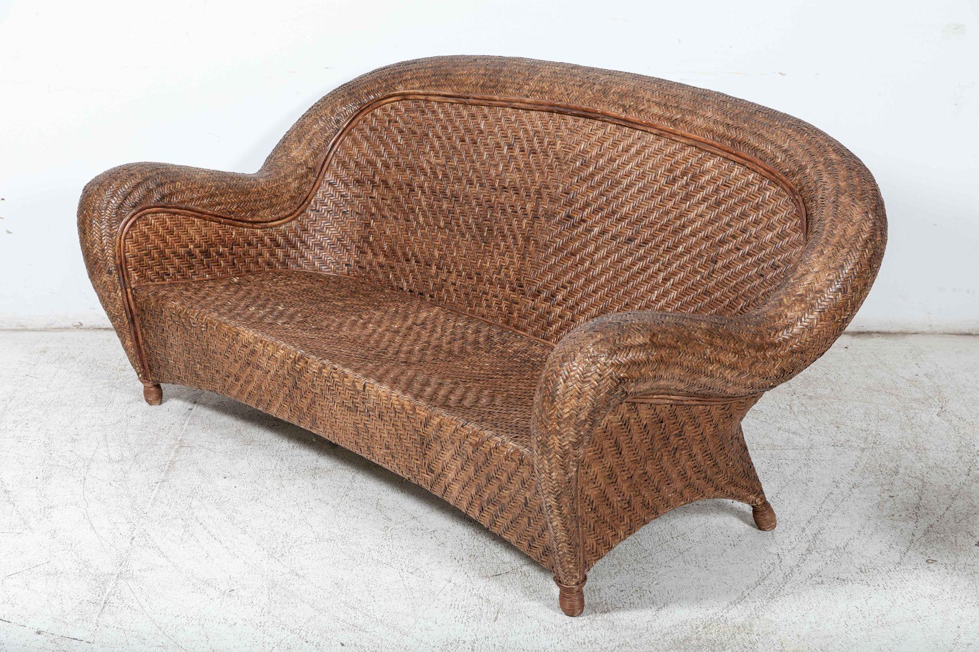 um 1930
Französische Bambus-Rattan-Sitzgruppe mit Sofa, Sessel und Couchtisch
Ausgezeichnete Form und Patinierung
sku 1089
Sofa B186 x T61 x H87 cm
Stuhl B88 x T61 x H87 cm
Couchtisch B93 x T63 x H36 cm.