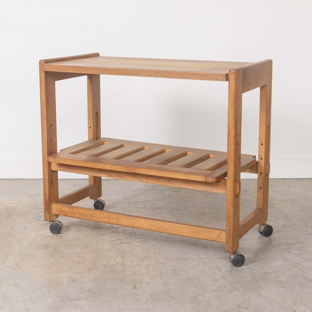 Merveilleux chariot de bar à deux niveaux en bois de chêne dans le style de Guillerme et Chambron de France, années 1950. Plateau rectangulaire et étagère inférieure réglable avec pieds sculptés sur quatre roues. Il manque une cheville au niveau