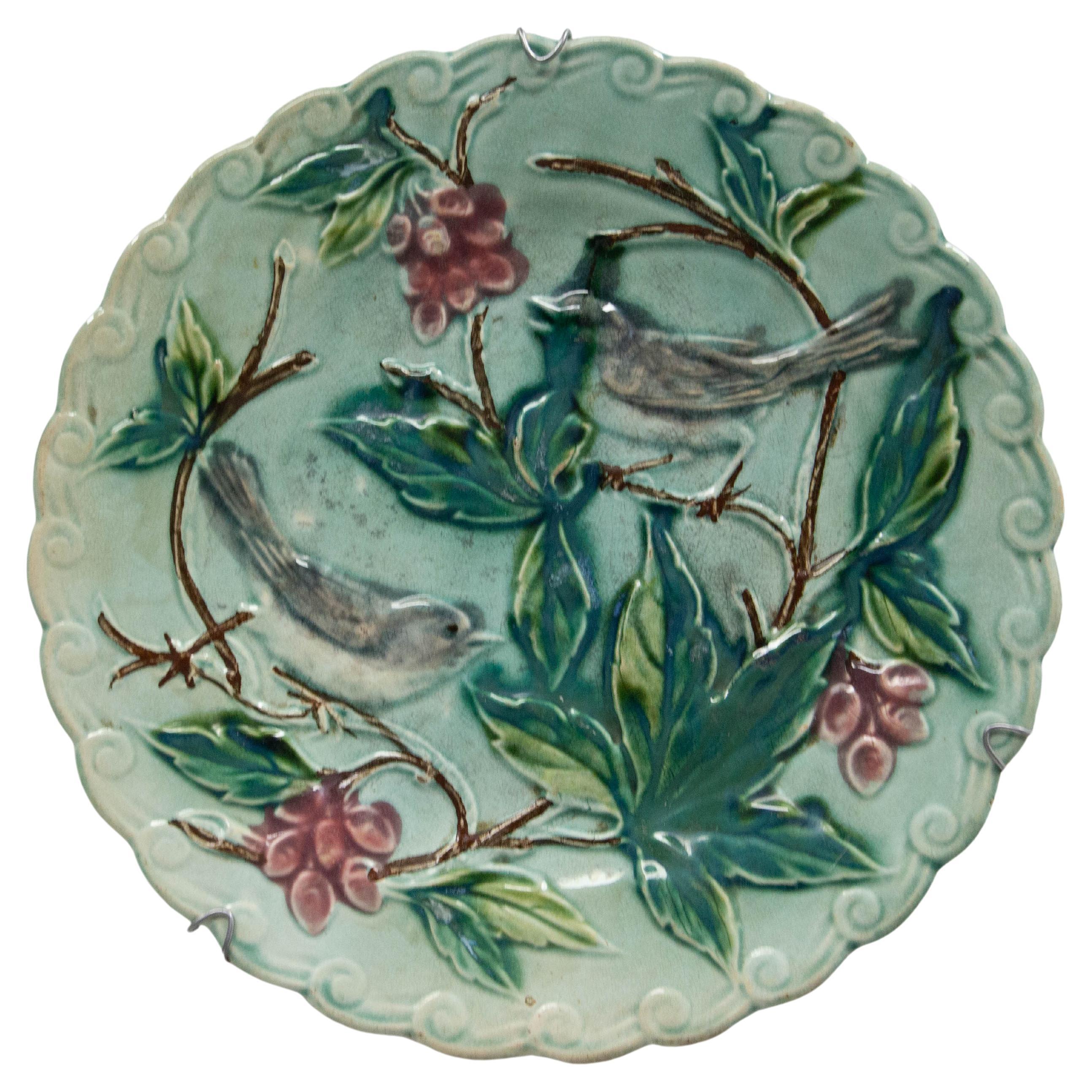 Französische emaillierte Barbotine-Teller mit Vögeln in Weinreben, spätes 19. Jahrhundert