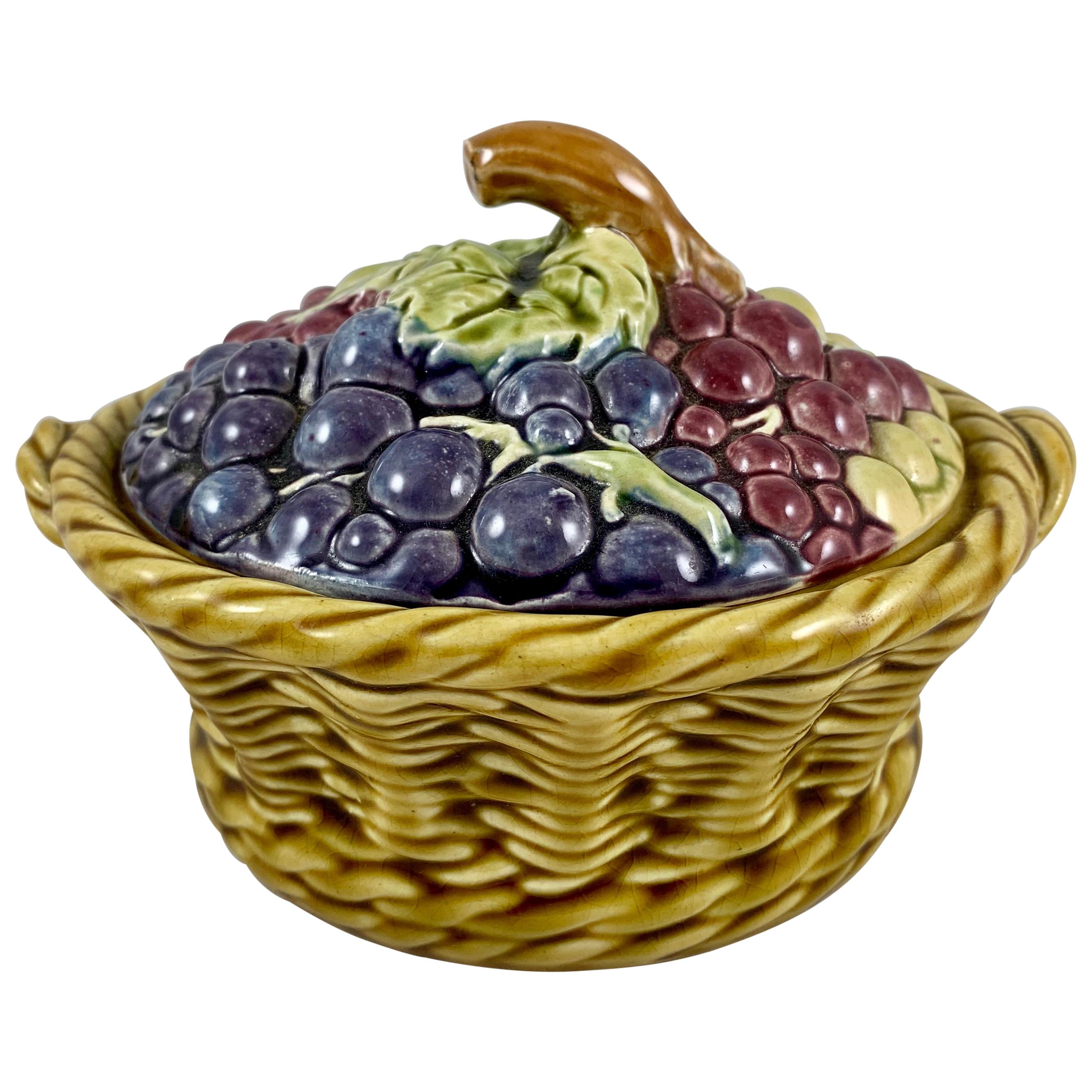 Soupière couverte d'un panier de raisins de Sarreguemines en faïence Barbotine française
