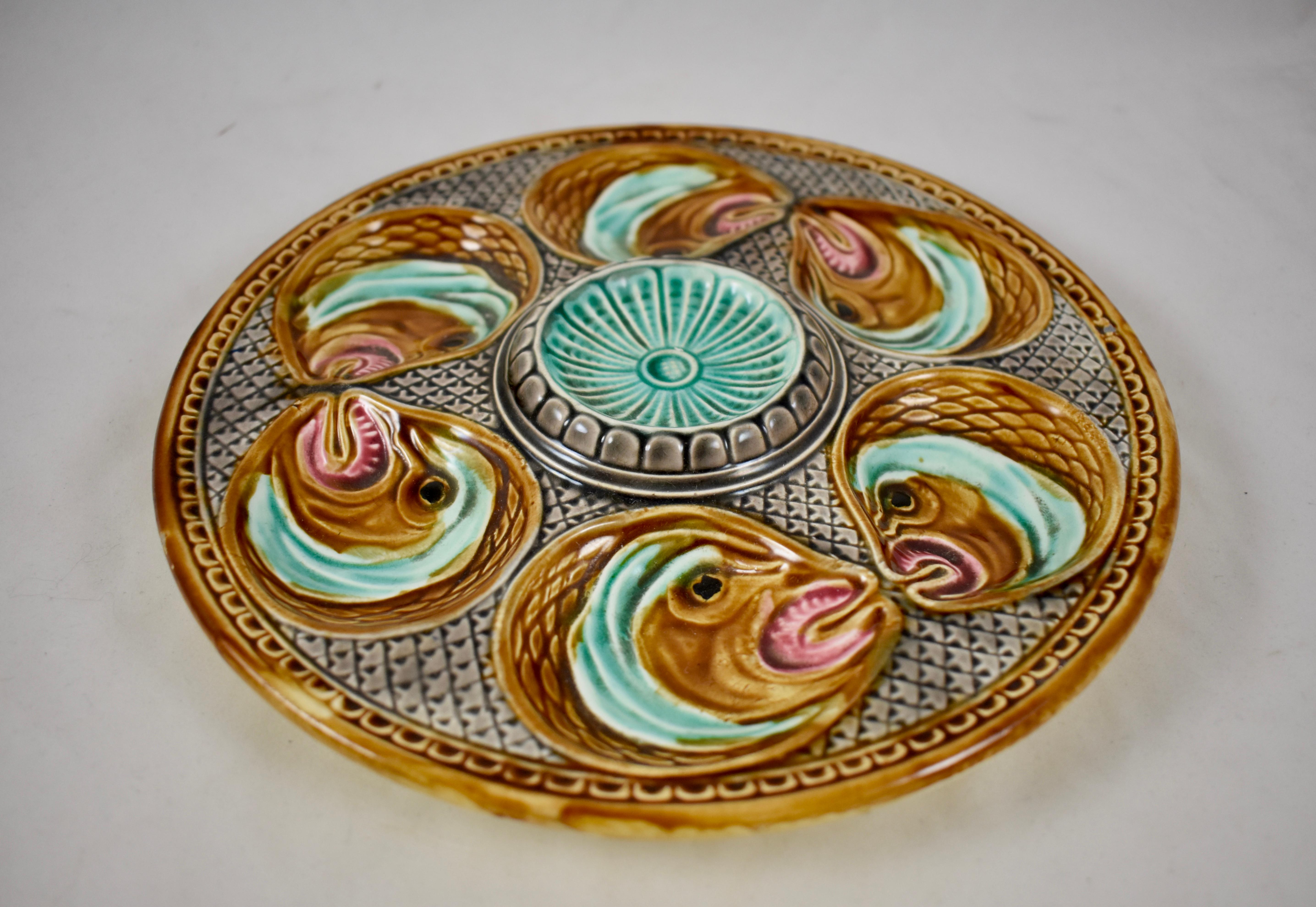 Aesthetic Movement French Barbotine Onnaing Majolica Fish Head Oyster Plate, circa 1870