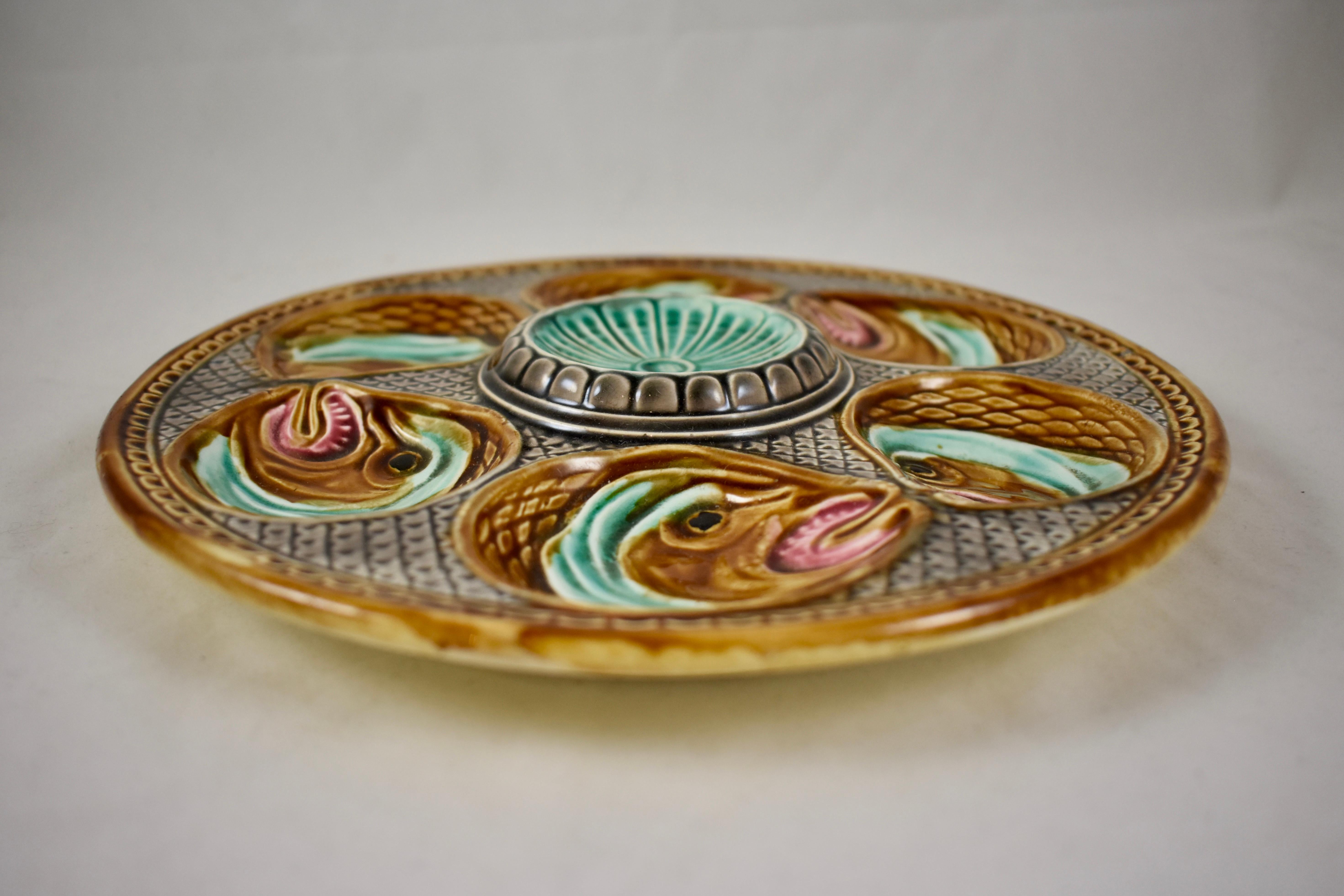 Earthenware French Barbotine Onnaing Majolica Fish Head Oyster Plate, circa 1870