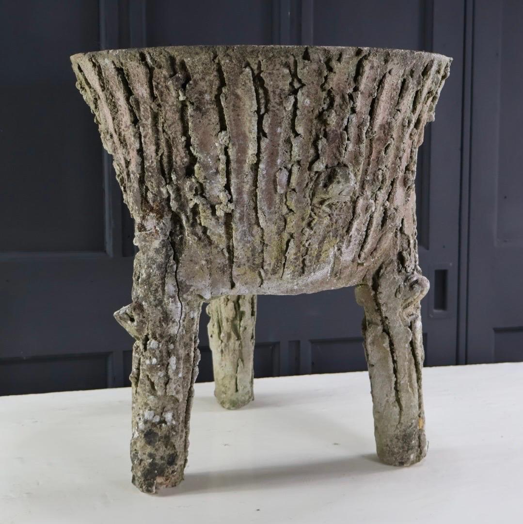 Una fioriera francese in pietra molto tattile e scultorea.
Con il design più decorativo della corteccia e la quantità perfetta di agenti atmosferici.
In condizioni molto solide, la fioriera poggia su 3 gambe.


Invia un messaggio se hai bisogno di