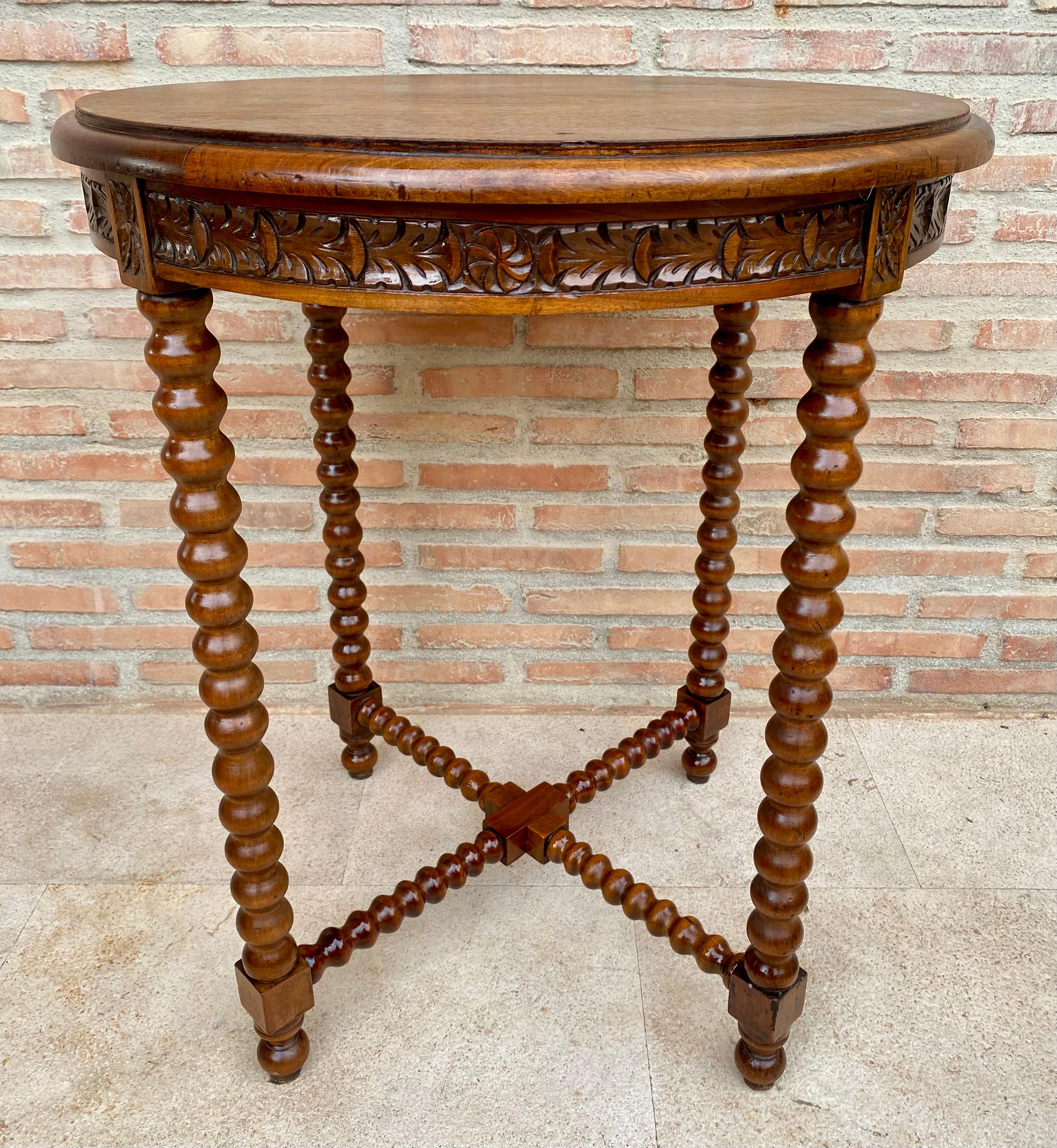 Belle table d'appoint ronde à pieds en forme de lentilles, 19e siècle.

Table d'appoint ou d'appoint, en parfait état. La participation a été très importante.
Cette table repose sur une base composée de quatre pieds en lentilles et d'un cadre en