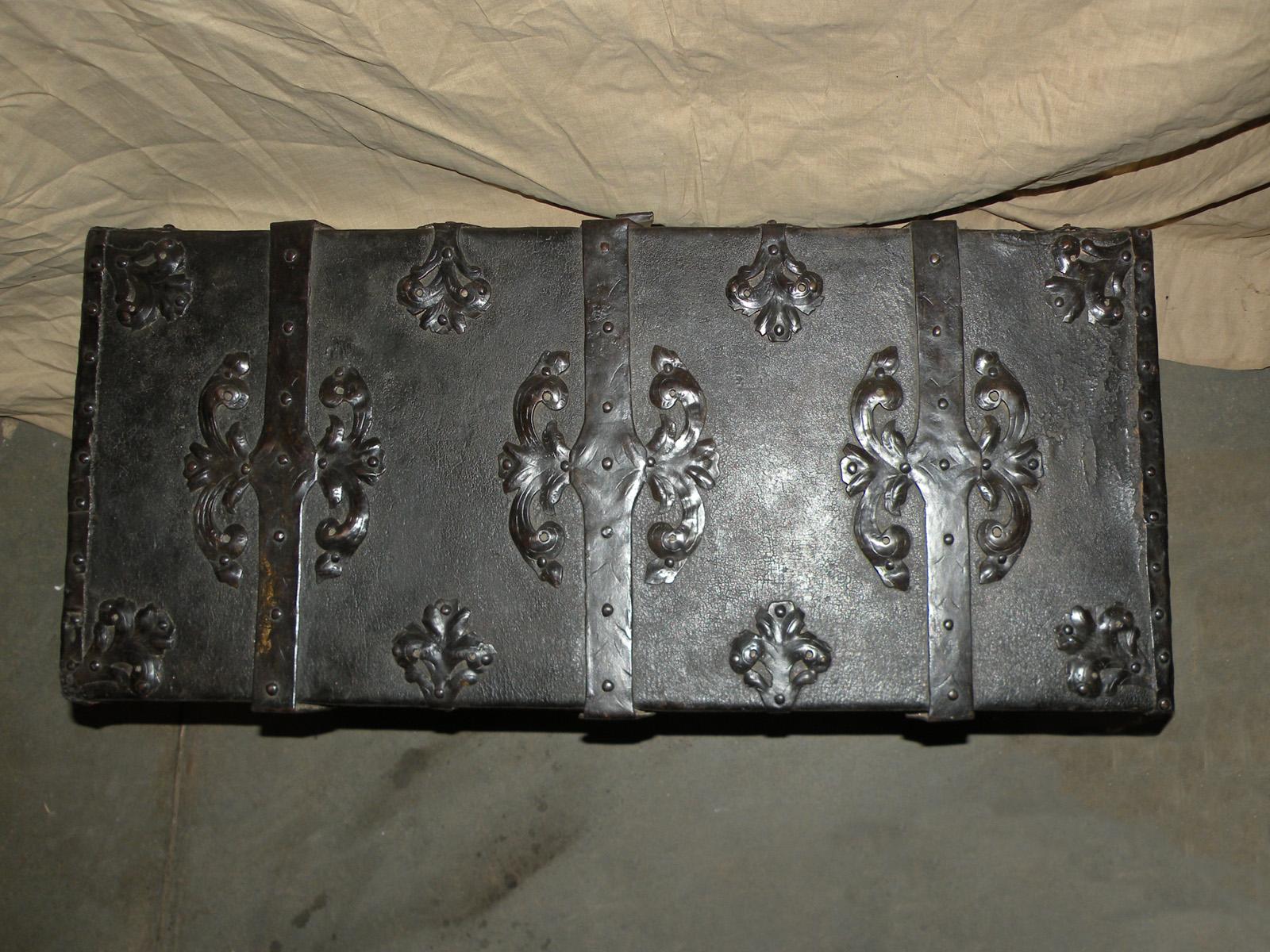Kommode oder Koffer aus eisengefüttertem Leder im Barockstil des 17. Jahrhunderts im Zustand „Gut“ im Angebot in Troy, NY