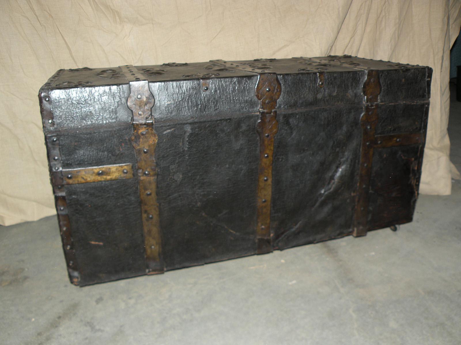 French Baroque 17th Century Iron Bound Leather Chest or Coffer In Good Condition For Sale In Troy, NY