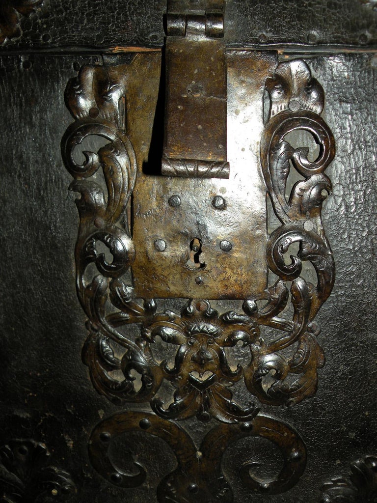 French Baroque 17th Century Iron Bound Leather Chest or Coffer For Sale 5