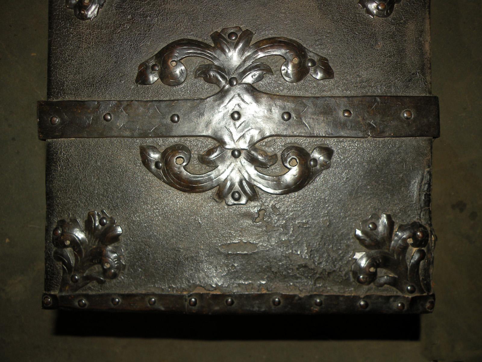 Coffre baroque français du XVIIe siècle en cuir relié et fer en vente 2