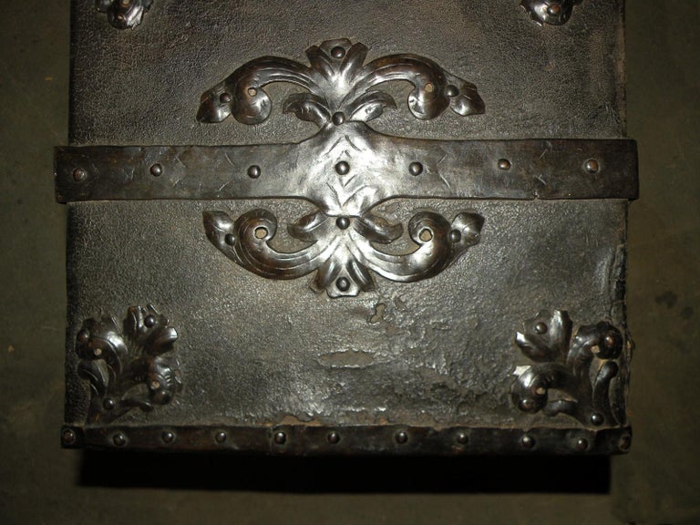 French Baroque 17th Century Iron Bound Leather Chest or Coffer For Sale 6
