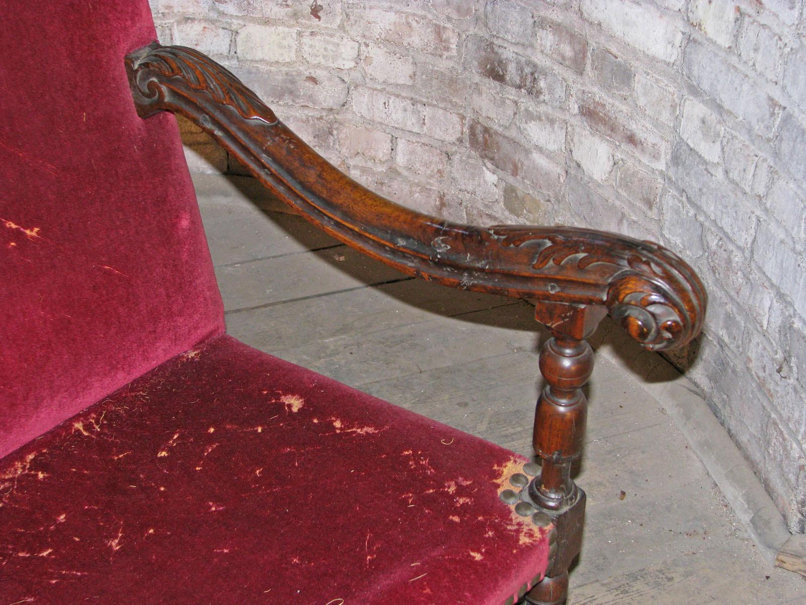 Fauteuil baroque français du XVIIe siècle en noyer de style Louis XIV Bon état - En vente à Troy, NY