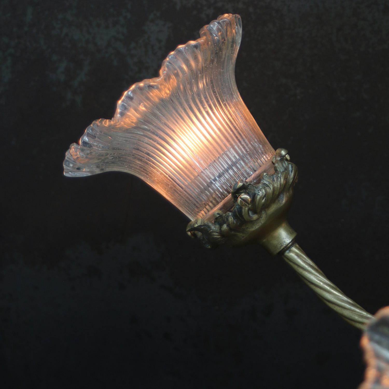 Barocco Plafoniera barocca francese in ottone con vetro Holophane in vendita