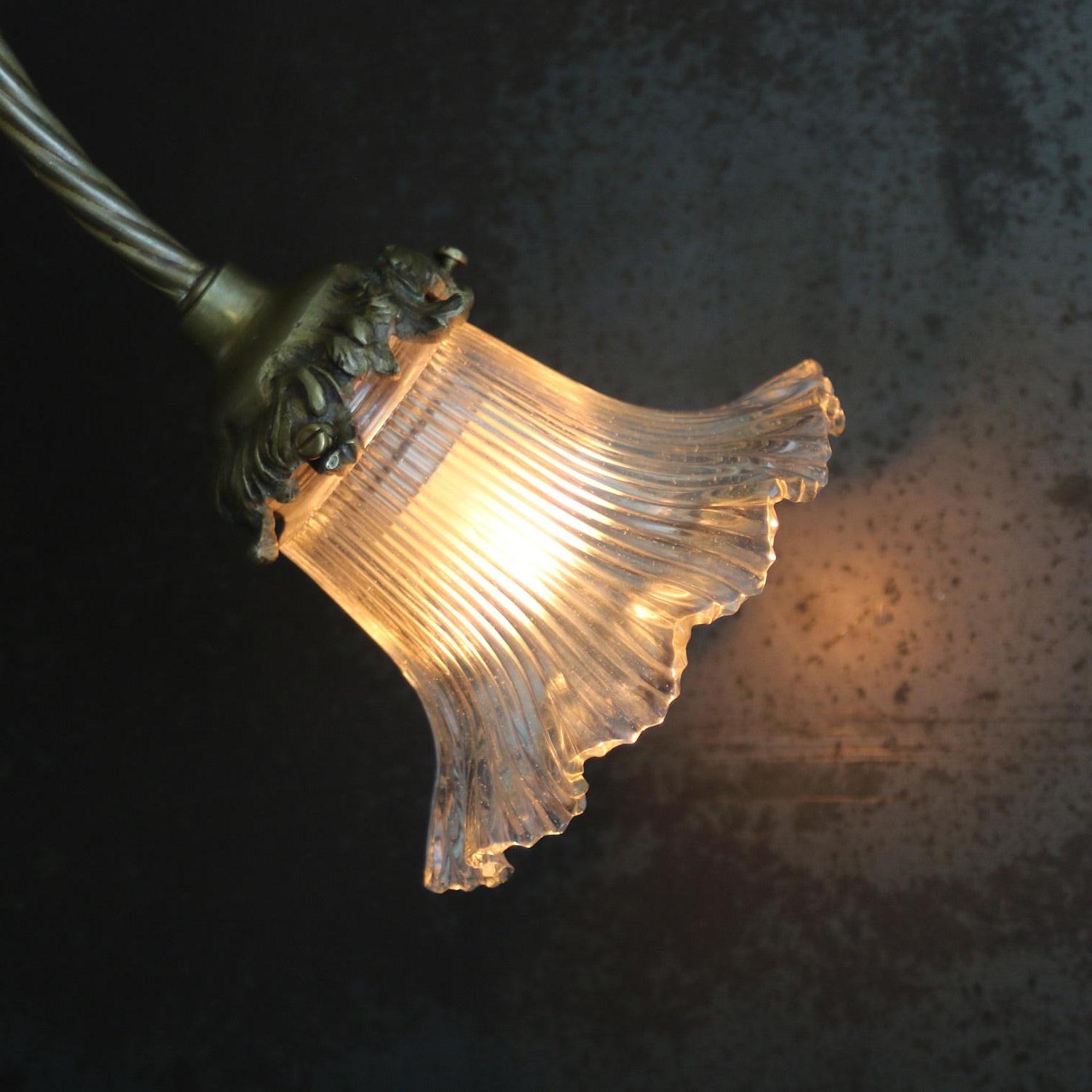 Plafoniera barocca francese in ottone con vetro Holophane In condizioni buone in vendita a Amsterdam, NL