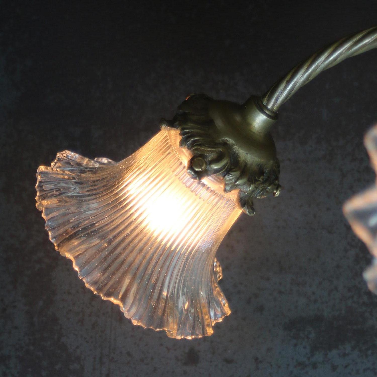 Inizio XX secolo Plafoniera barocca francese in ottone con vetro Holophane in vendita