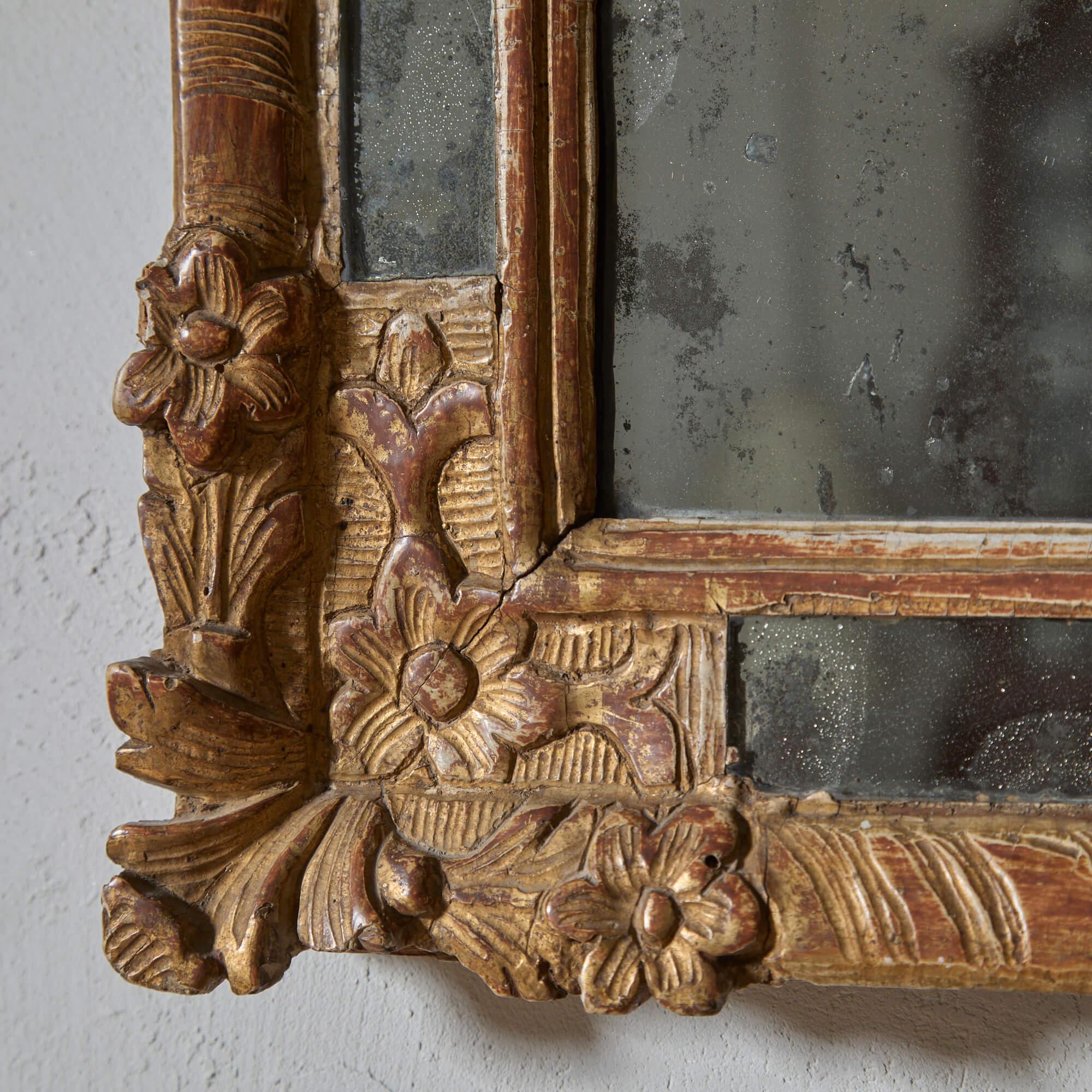 Baroque Miroir baroque français en bois sculpté et doré en vente