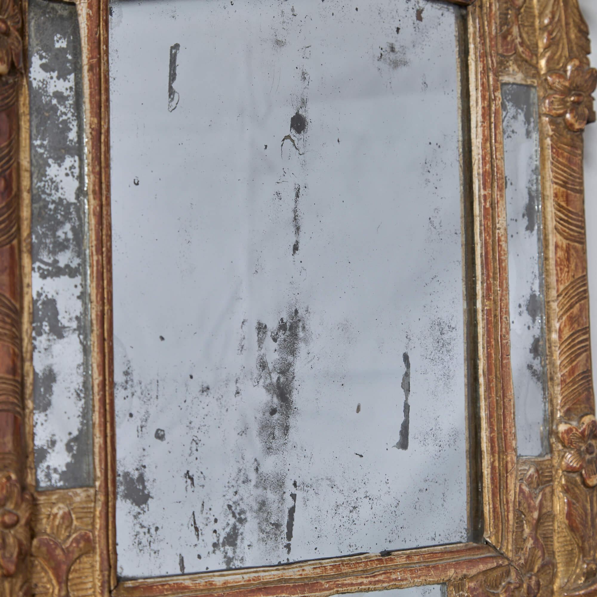 Français Miroir baroque français en bois sculpté et doré en vente