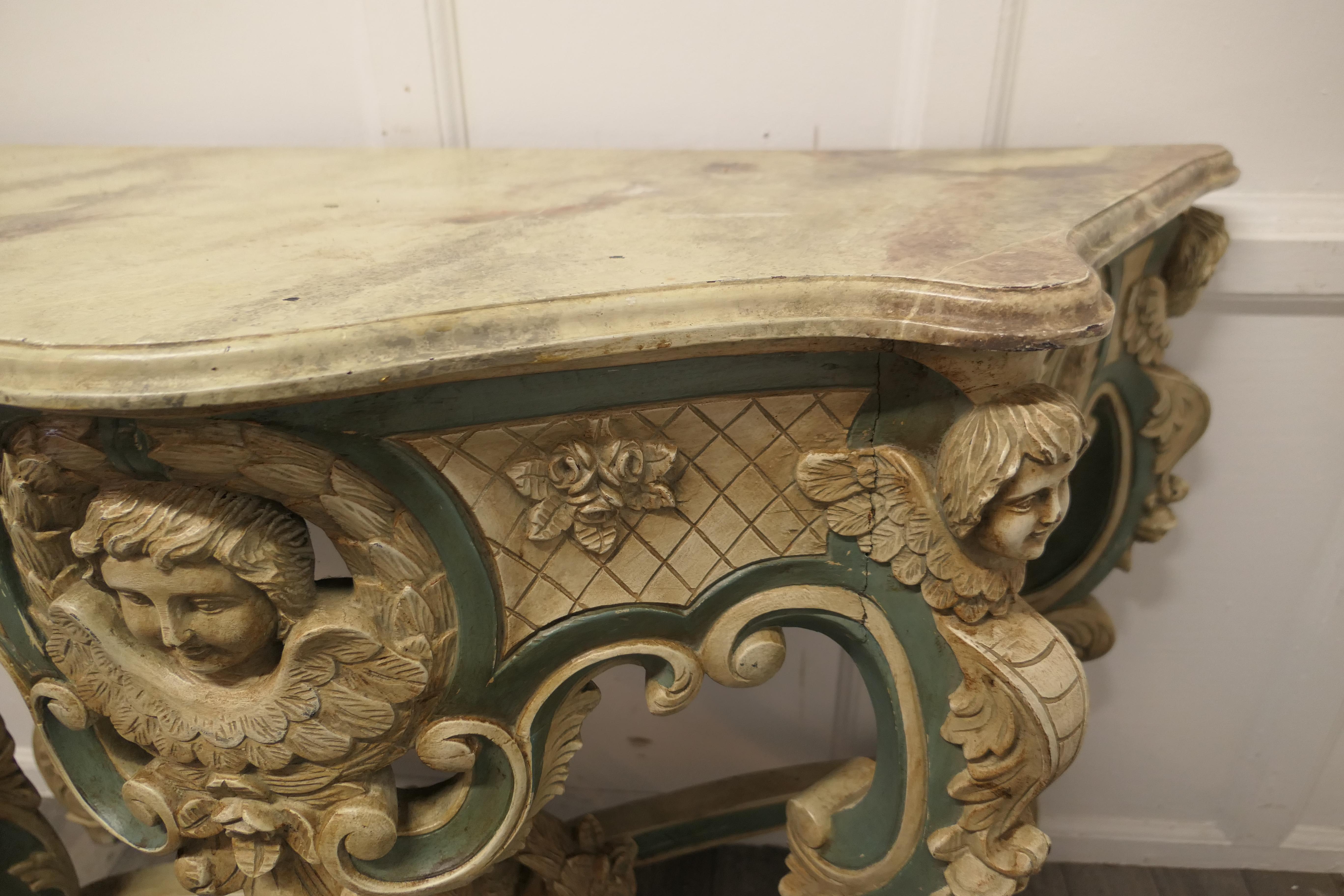  Table console baroque française, sculptée et peinte représentant les visages d'anges en vente 5