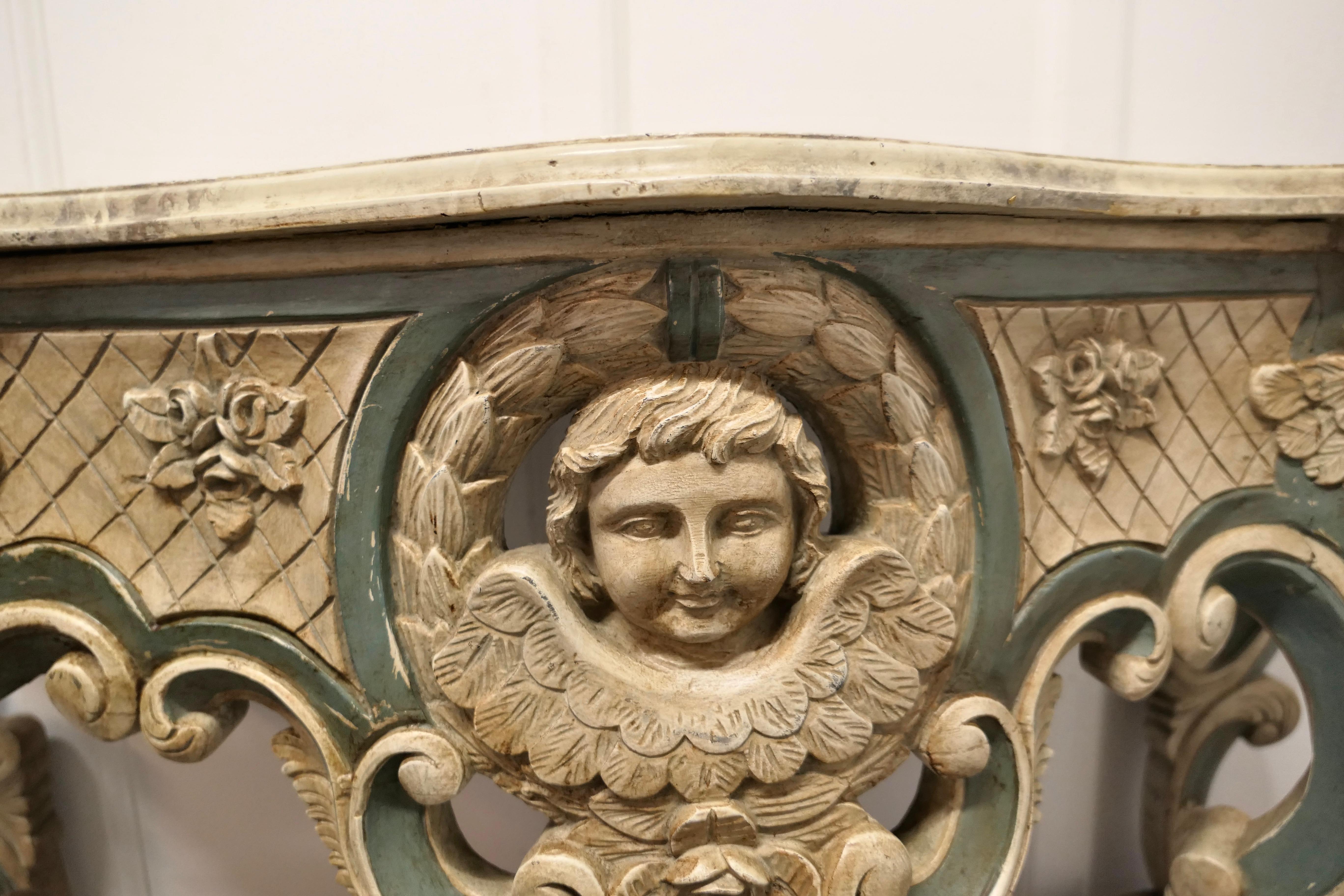 XIXe siècle  Table console baroque française, sculptée et peinte représentant les visages d'anges en vente