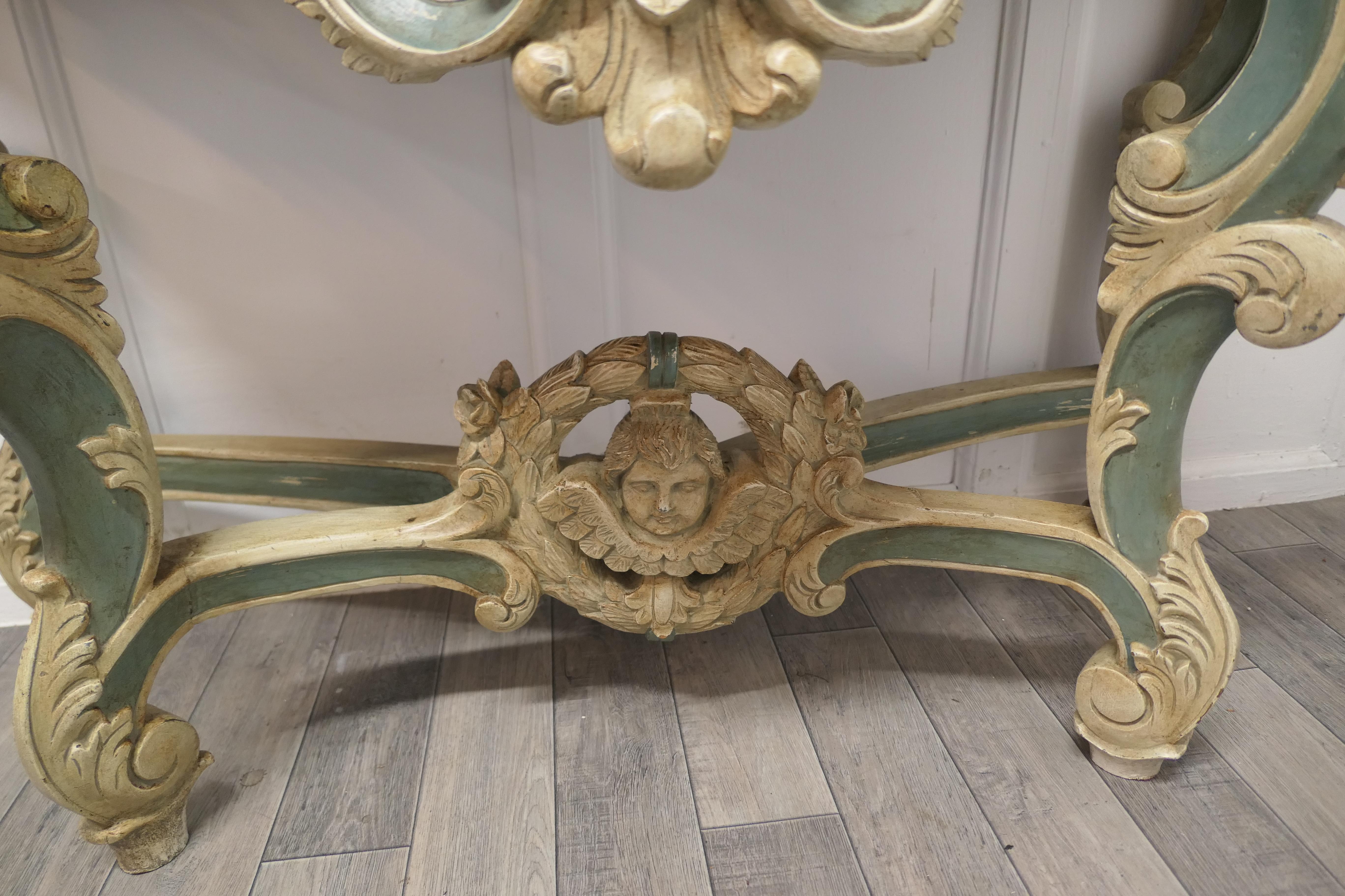  Table console baroque française, sculptée et peinte représentant les visages d'anges en vente 2