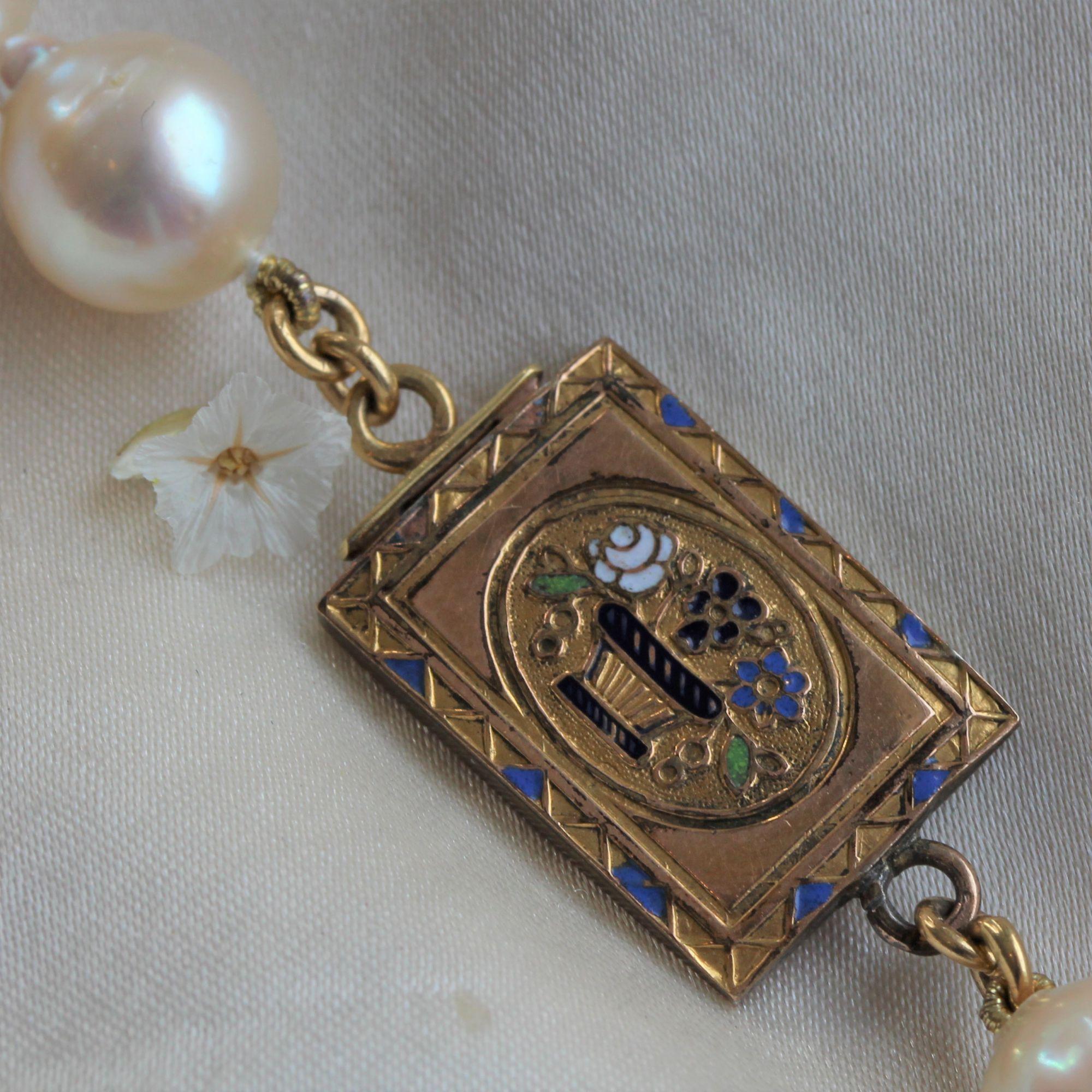 French Baroque Cultured Pearls Antique Clasp Necklace For Sale 1