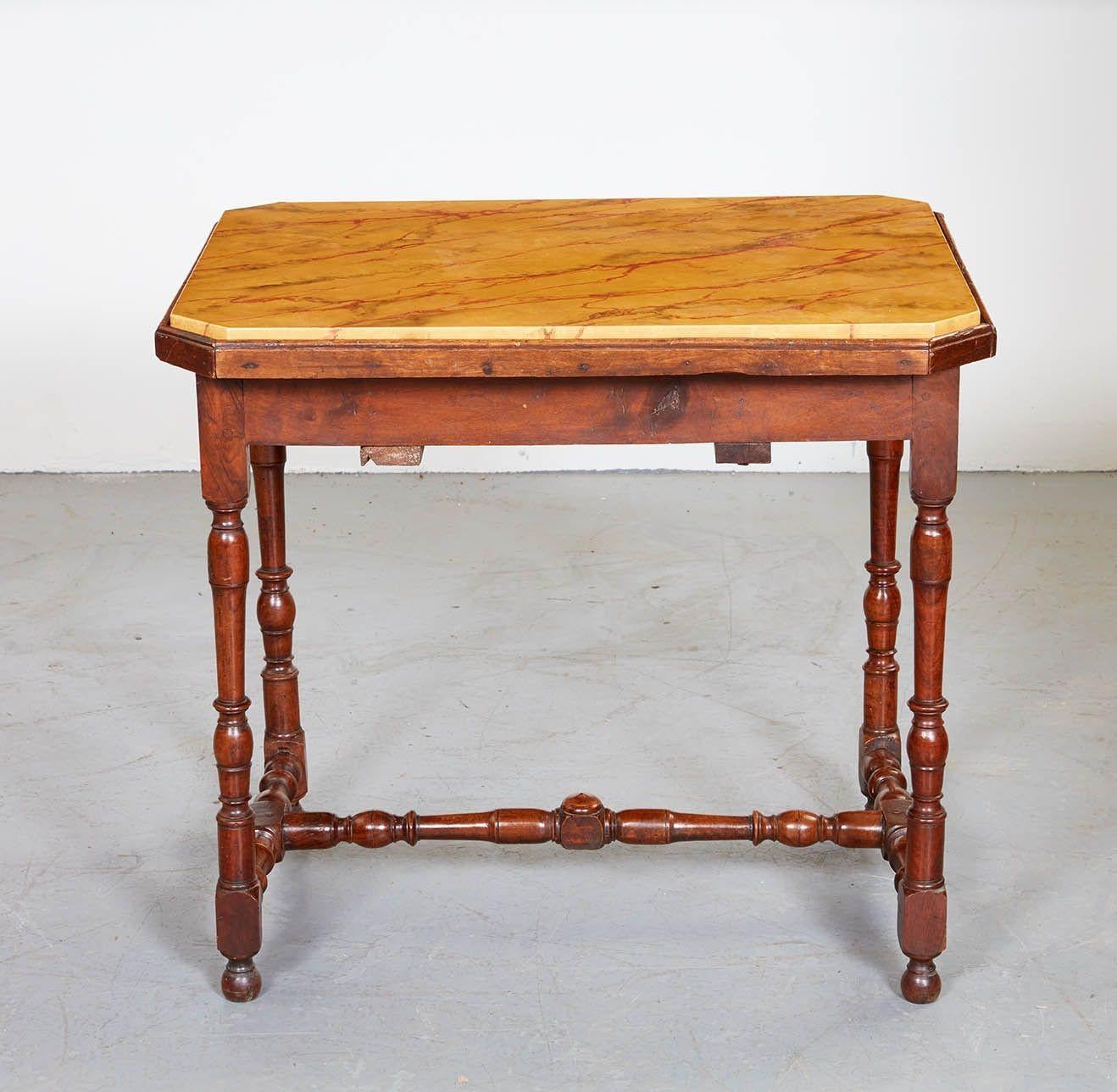 Französischer Barock Beistelltisch aus Kunstmarmor im Angebot 1