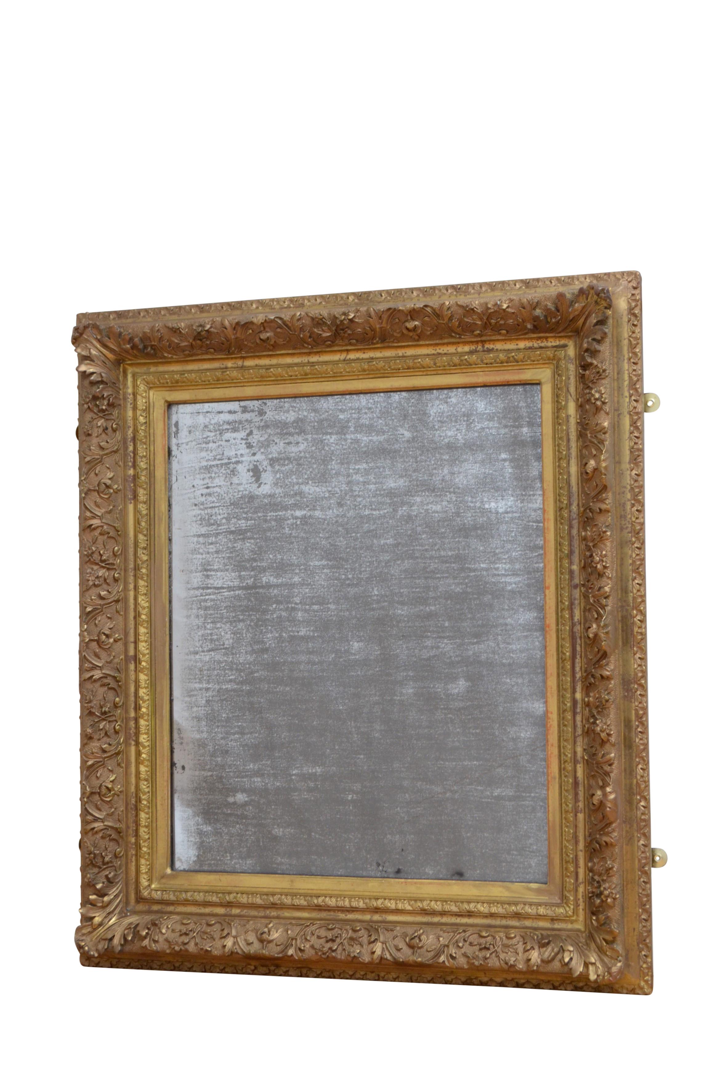 K0516 Superbe miroir mural en bois doré de style néo-baroque du XIXe siècle, avec un verre magnifiquement vieilli (avec quelques graduations argentées et autres imperfections) dans un cadre doré finement sculpté de motifs floraux, de feuilles et de