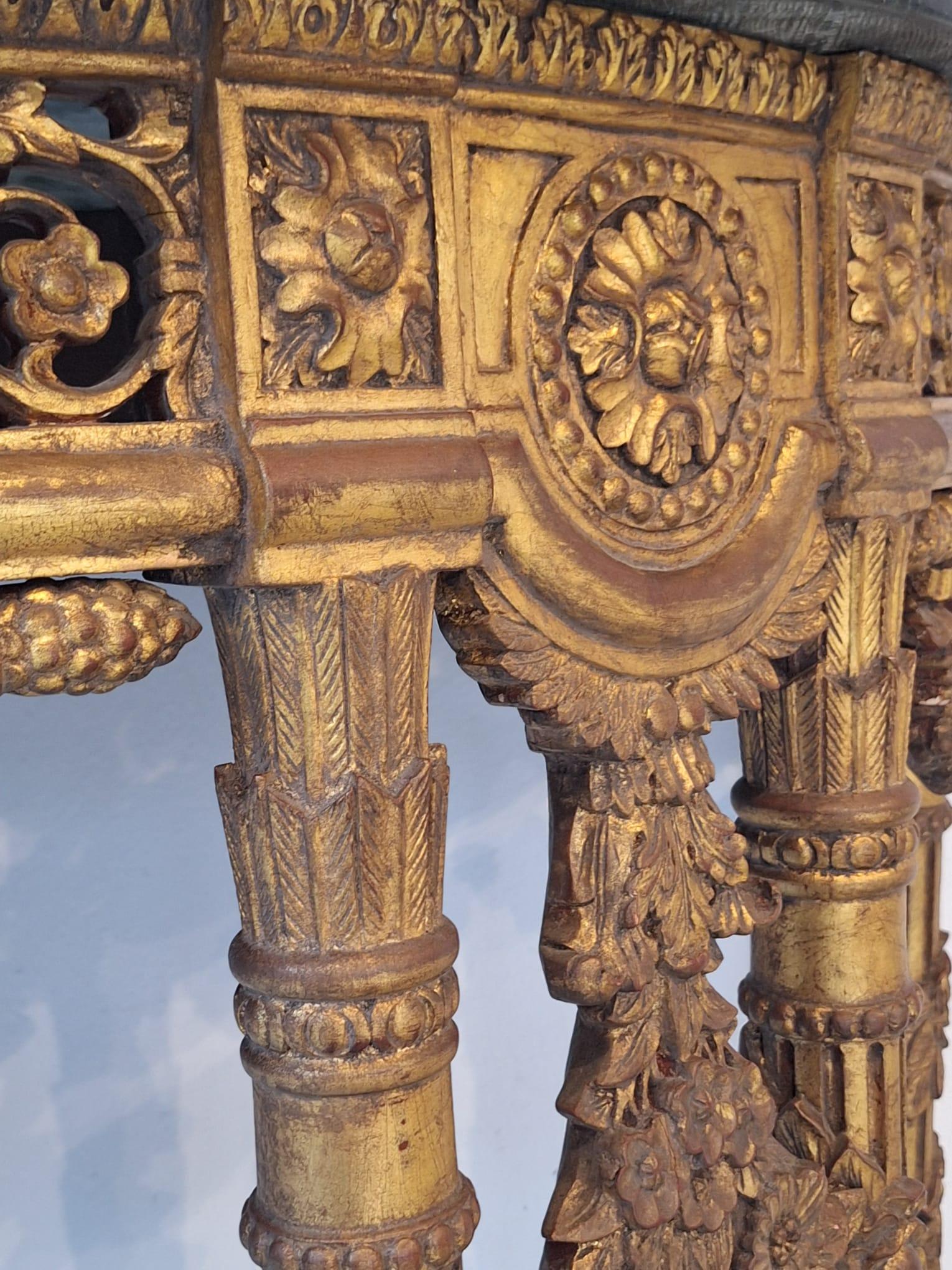 Console da parete a mezza luna in stile barocco francese con marmo e sei gambe in vendita 9