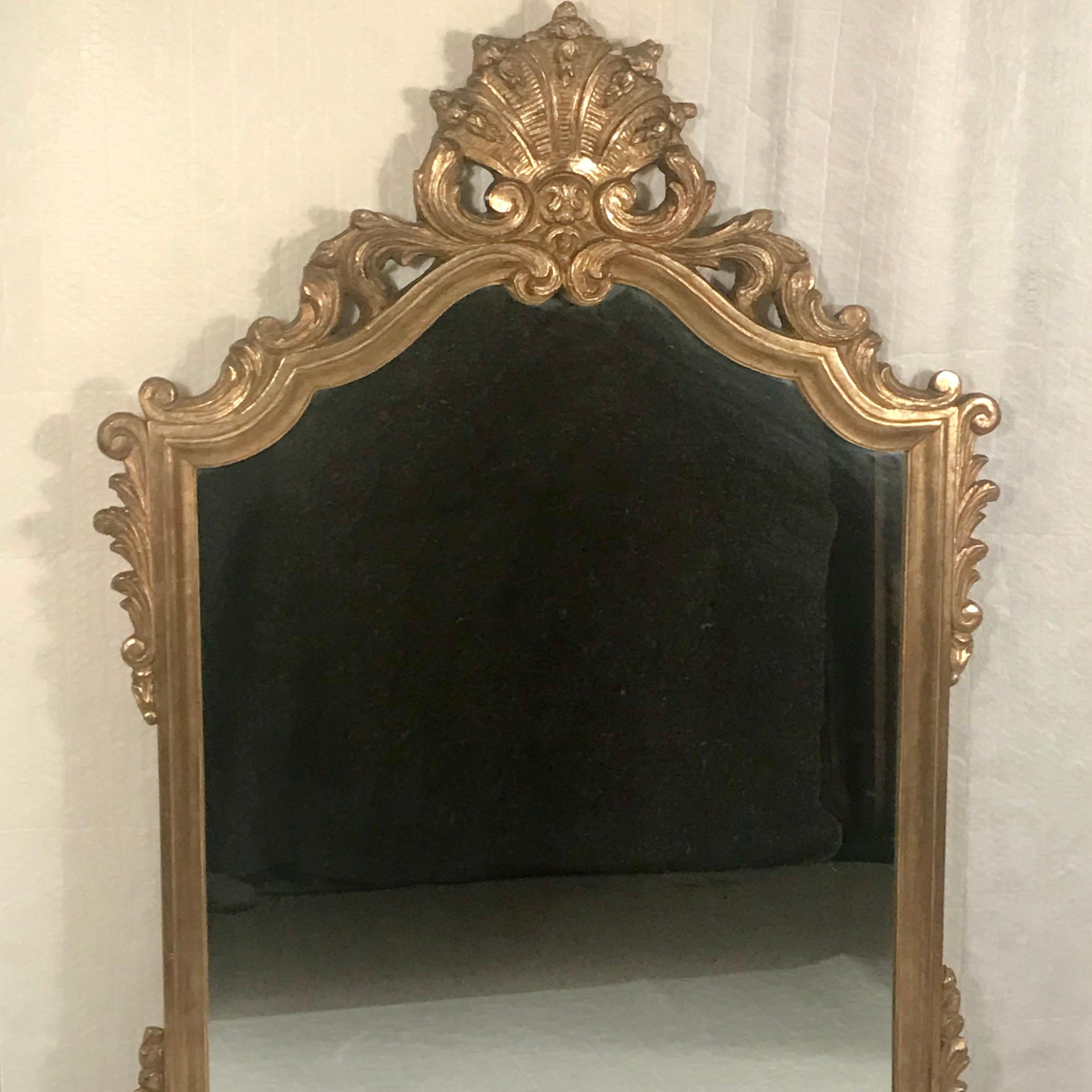 Transformez votre espace de vie avec notre superbe miroir mural de style baroque, doté d'un luxueux cadre en bois doré qui respire l'opulence et la sophistication. Orné d'un saisissant motif de coquillage complété par des feuilles d'acanthe ornées