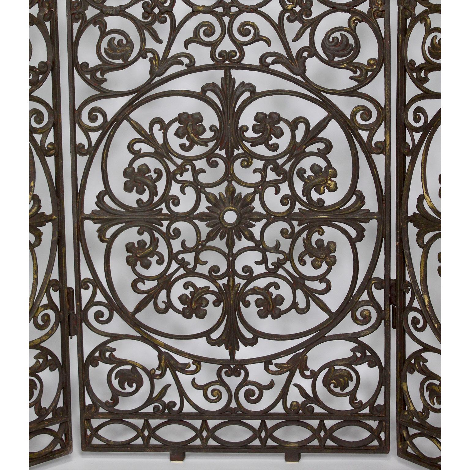 Néo-baroque Paravent de style néo-baroque français à 3 panneaux percé et doré à la feuille