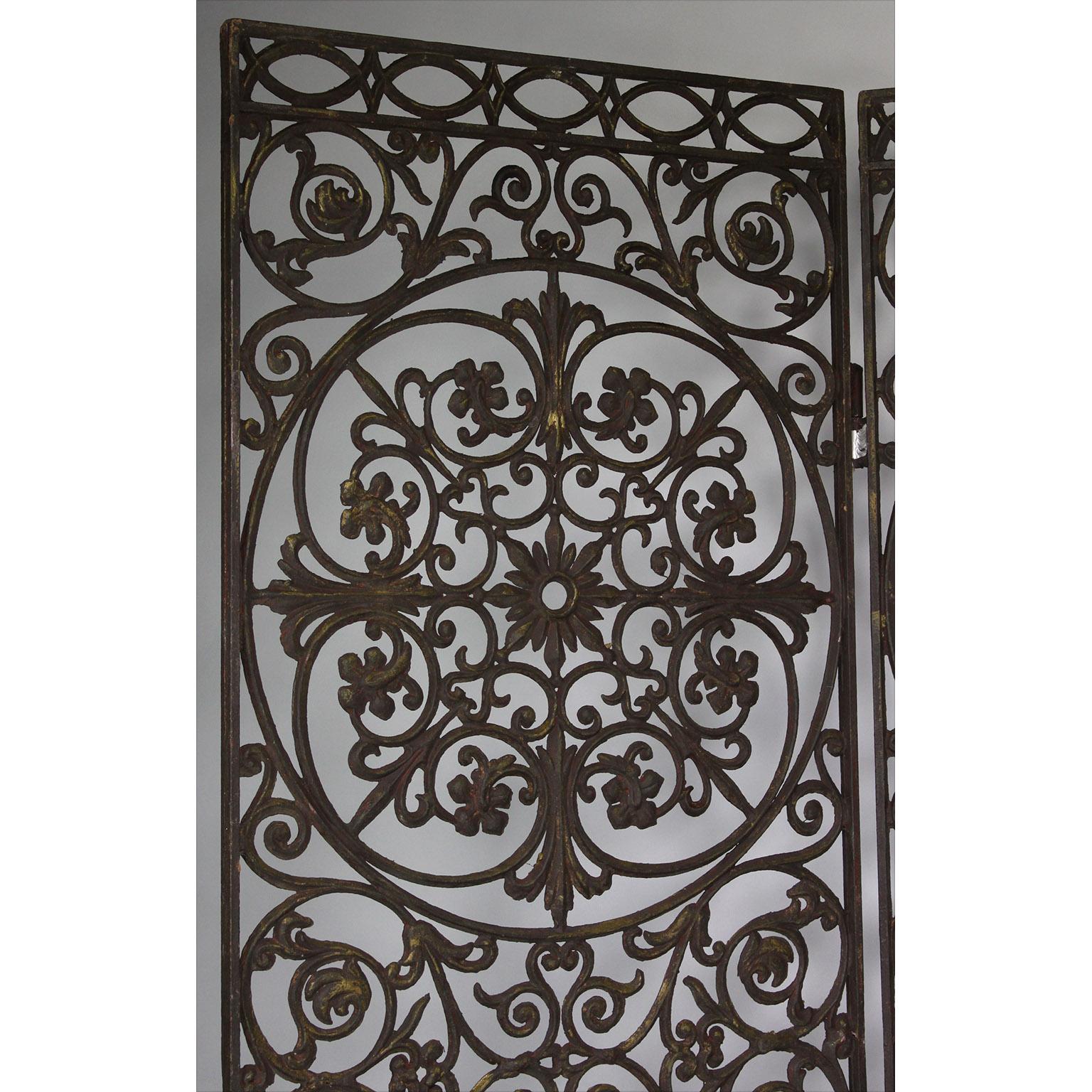 Inconnu Paravent de style néo-baroque français à 3 panneaux percé et doré à la feuille