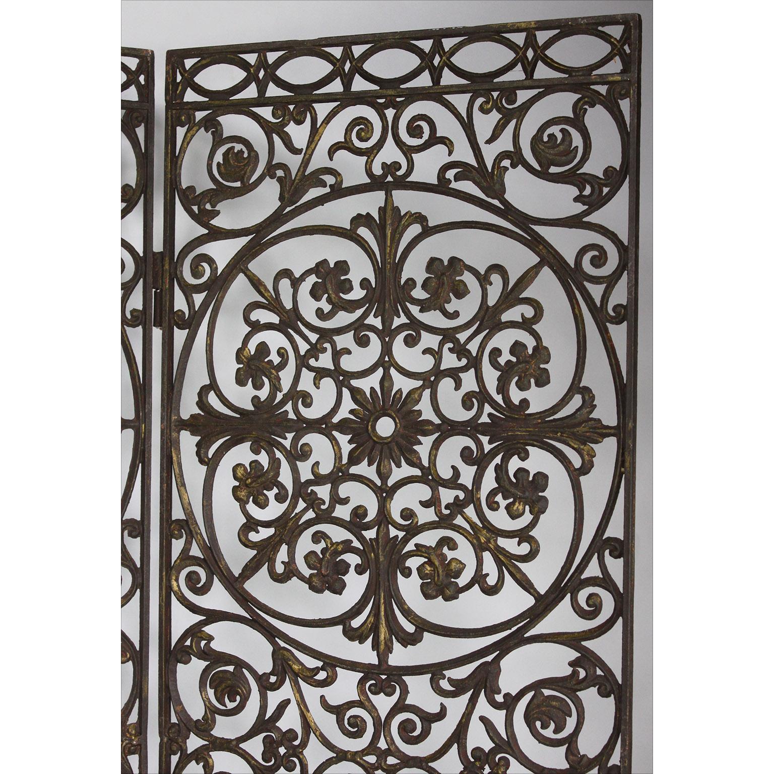 Paravent de style néo-baroque français à 3 panneaux percé et doré à la feuille Bon état à Los Angeles, CA