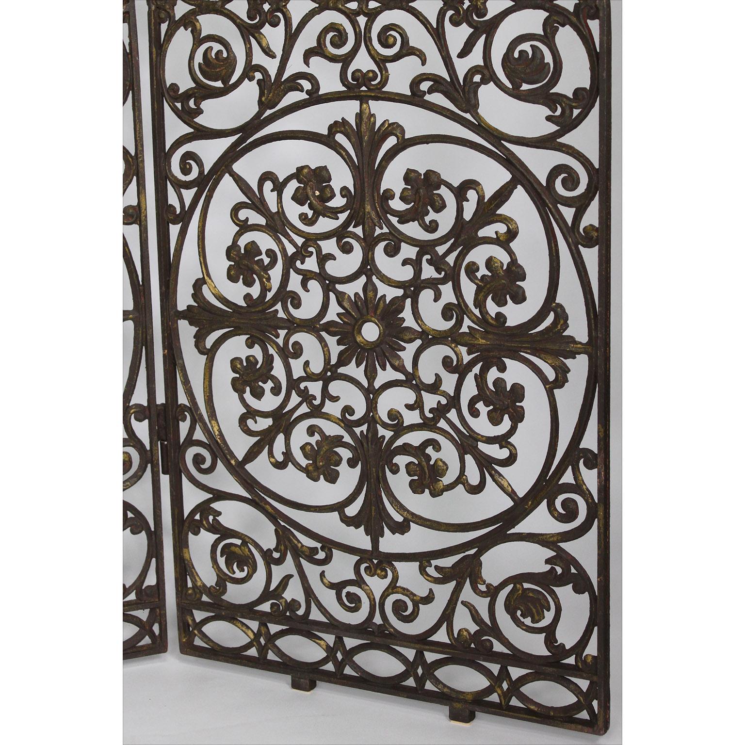20ième siècle Paravent de style néo-baroque français à 3 panneaux percé et doré à la feuille