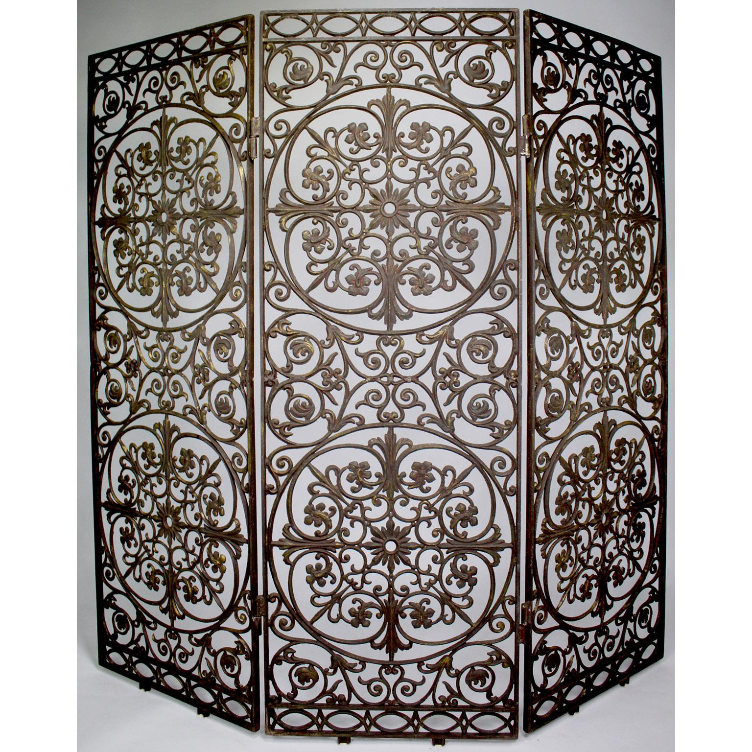 Métal Paravent de style néo-baroque français à 3 panneaux percé et doré à la feuille