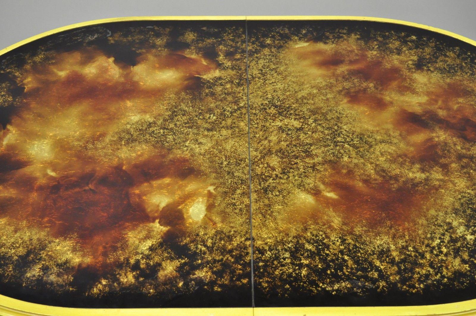 Table de salle à manger ovale en verre églomisé jaune de style rococo français. L'article comporte (2) feuilles de 12