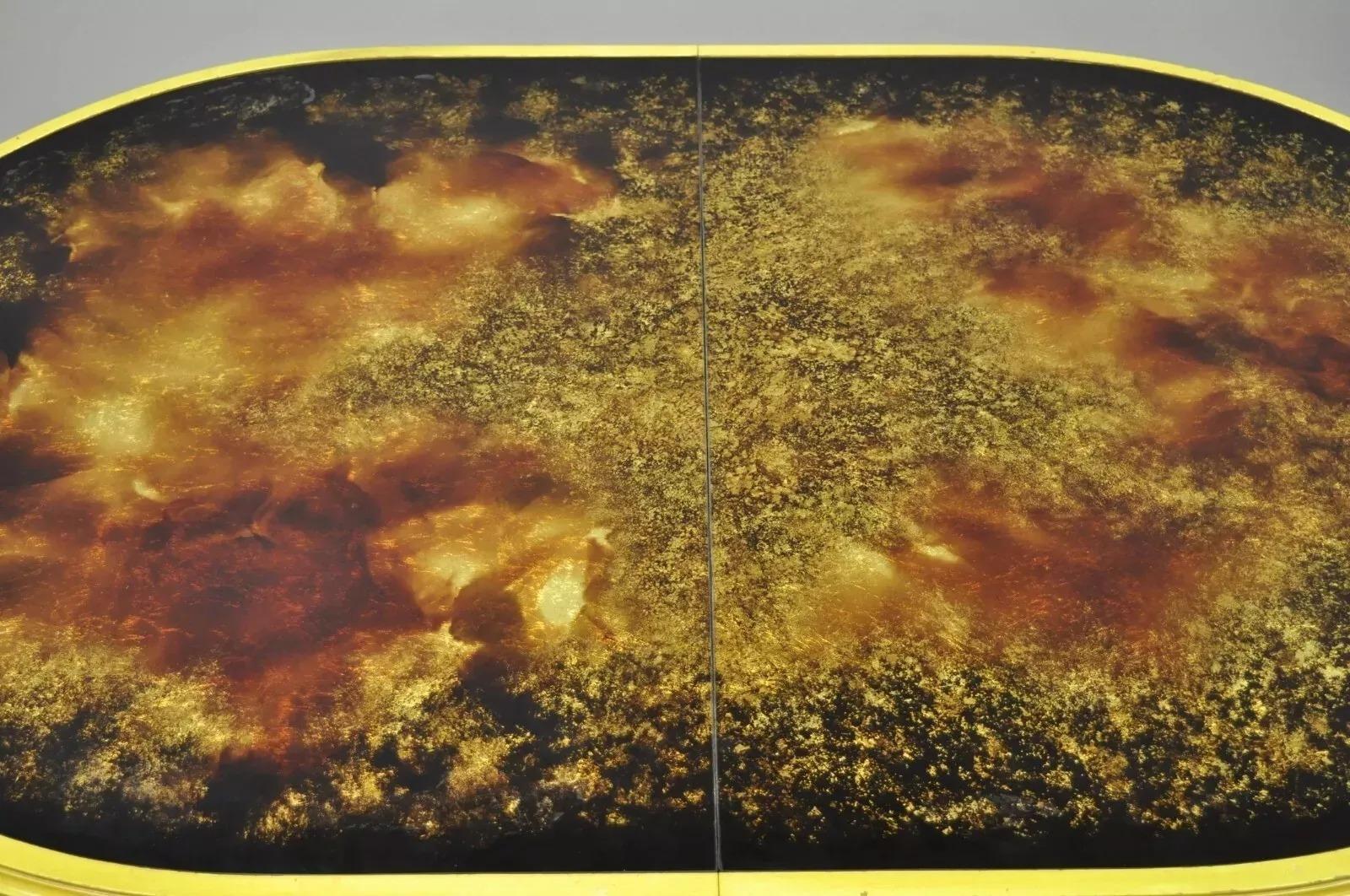 Rococo Table de salle à manger française de style rococo ovale églomisé avec plateau en verre jaune en vente