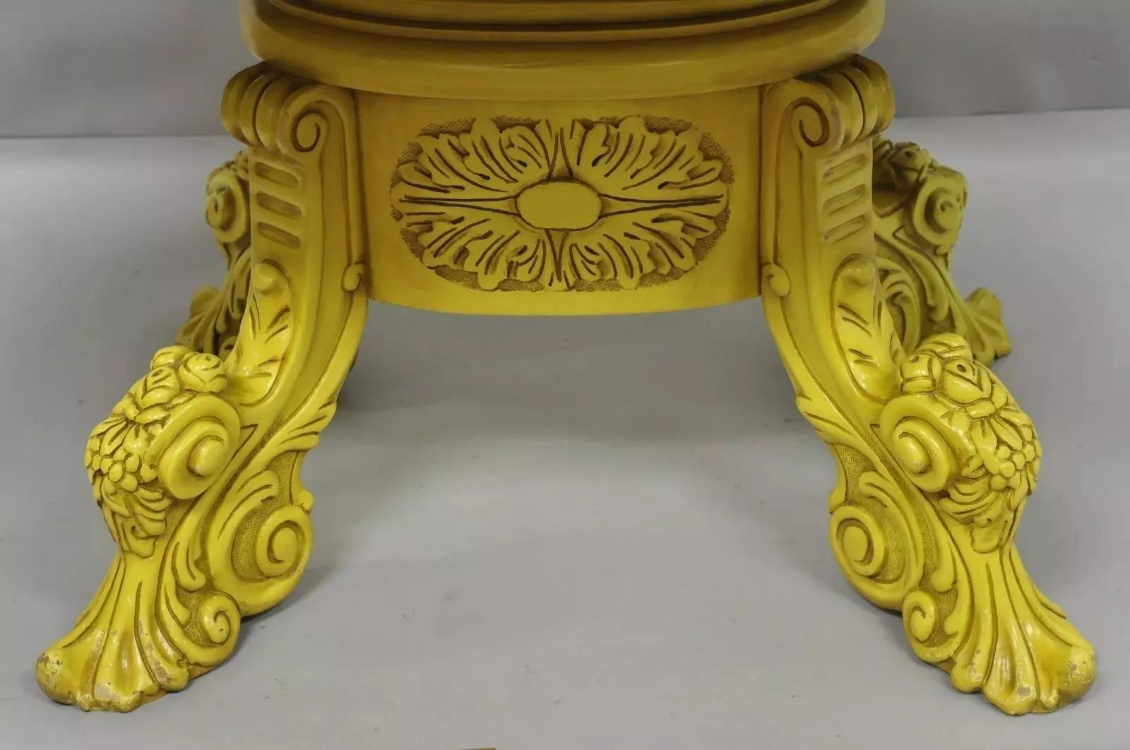 Inconnu Table de salle à manger française de style rococo ovale églomisé avec plateau en verre jaune en vente