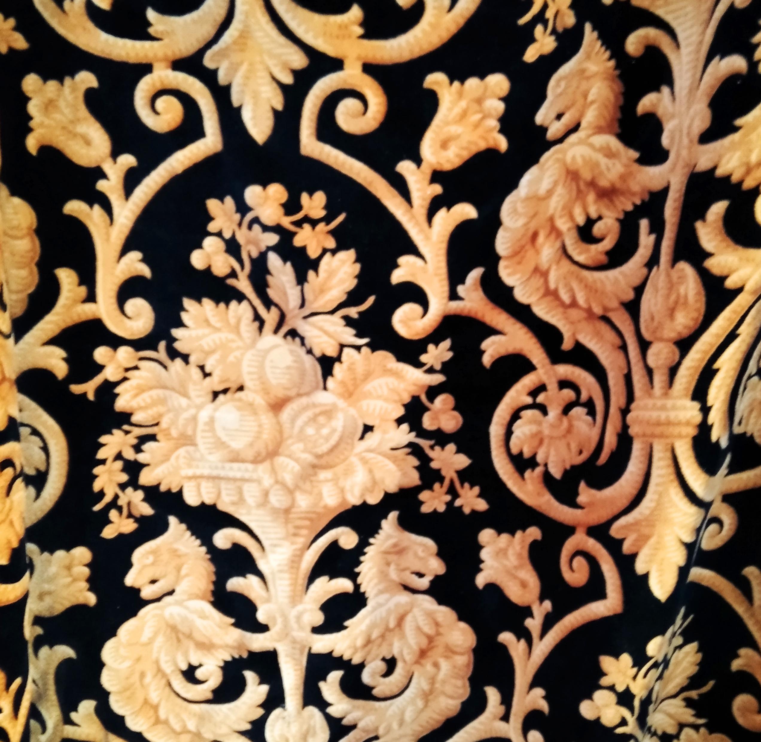 French baroque silk fabric or curtain in golden yellow and black silk velvet and lined on the inside with another yellow silk villela fabric.
A curtain is drawn and holds the rings. We have not manipulated it so that whoever buys it can do whatever