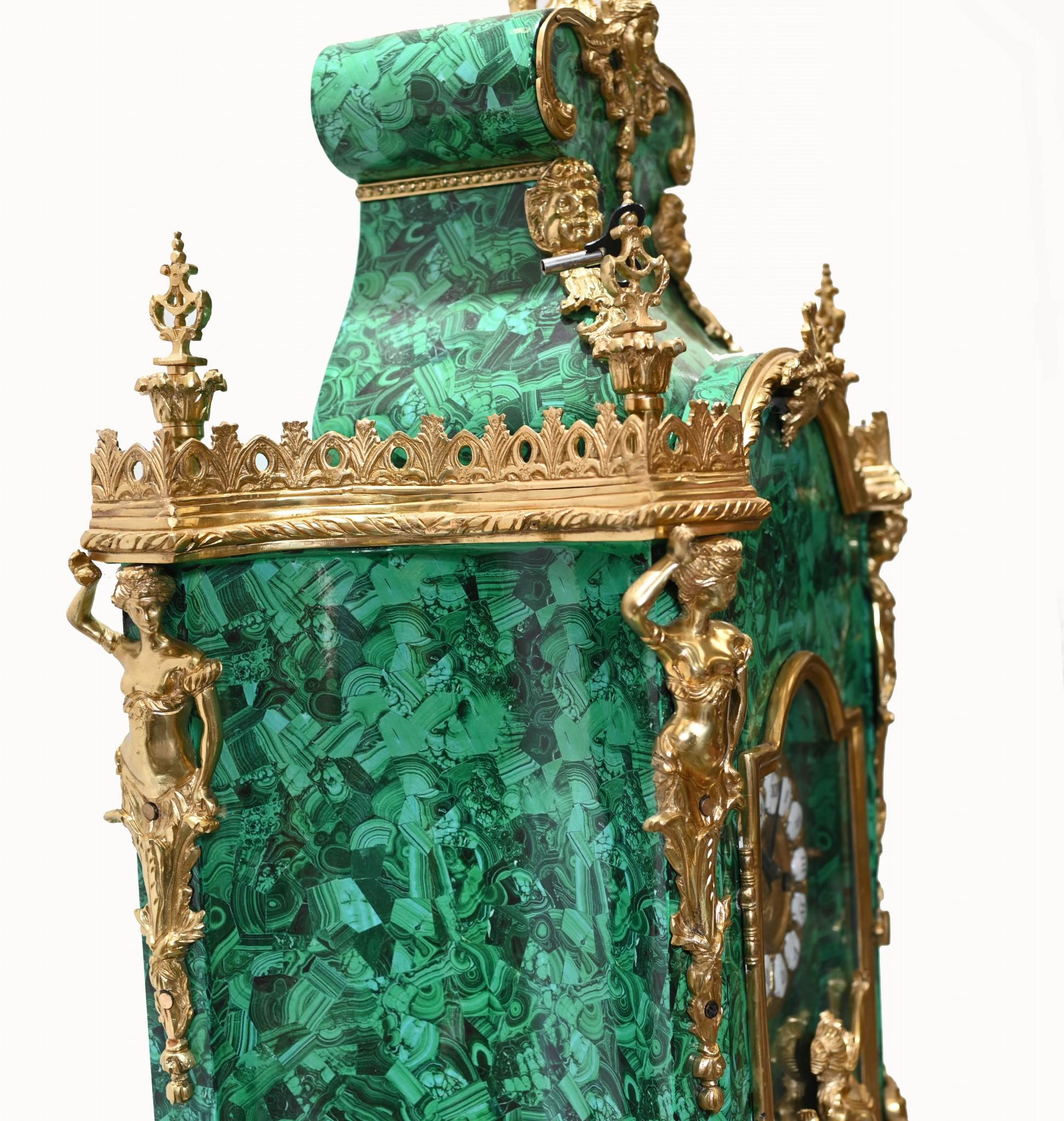 Standuhr im französischen Barockstil, Malachit vergoldet im Angebot 9