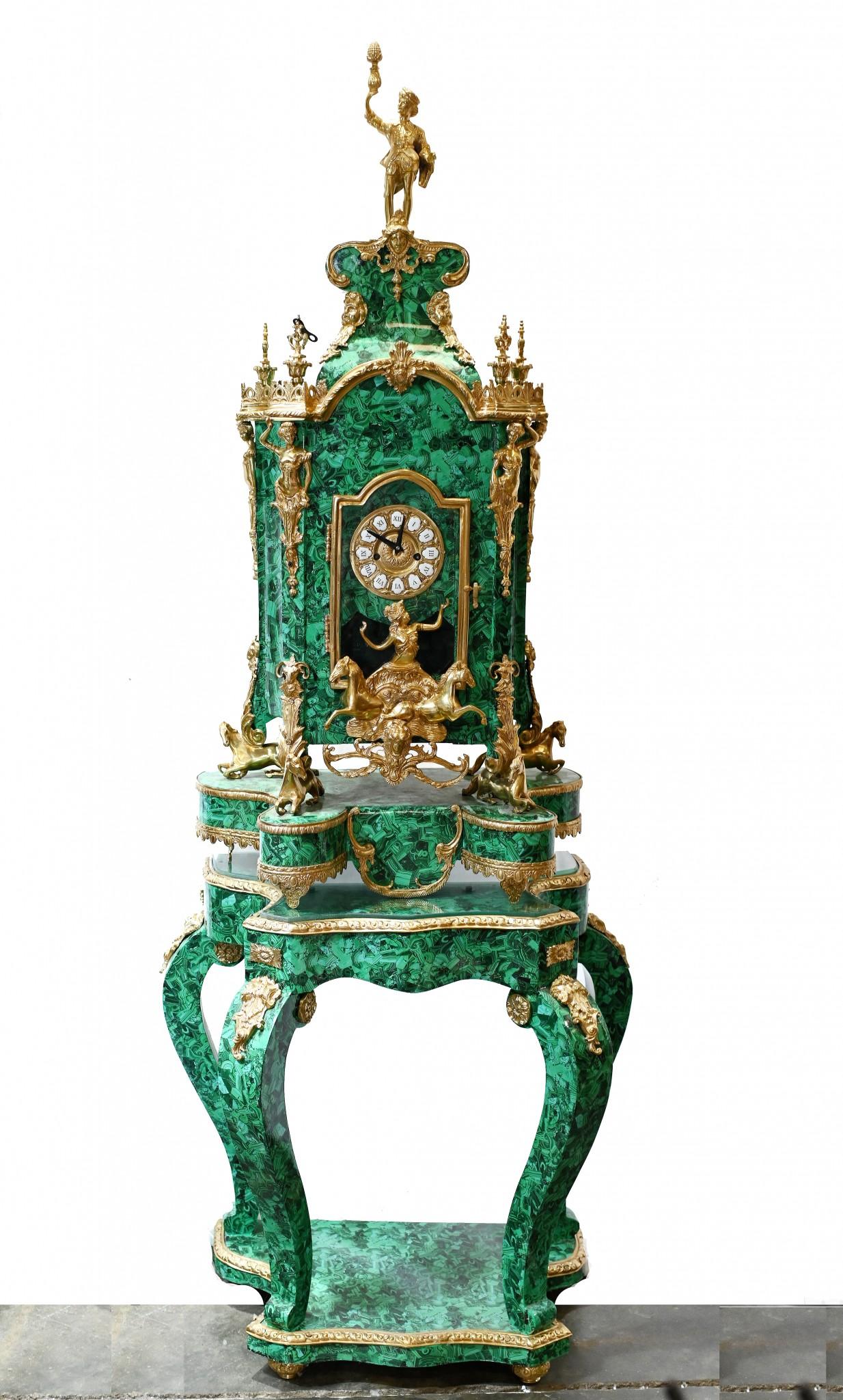 Standuhr im französischen Barockstil, Malachit vergoldet im Angebot 10