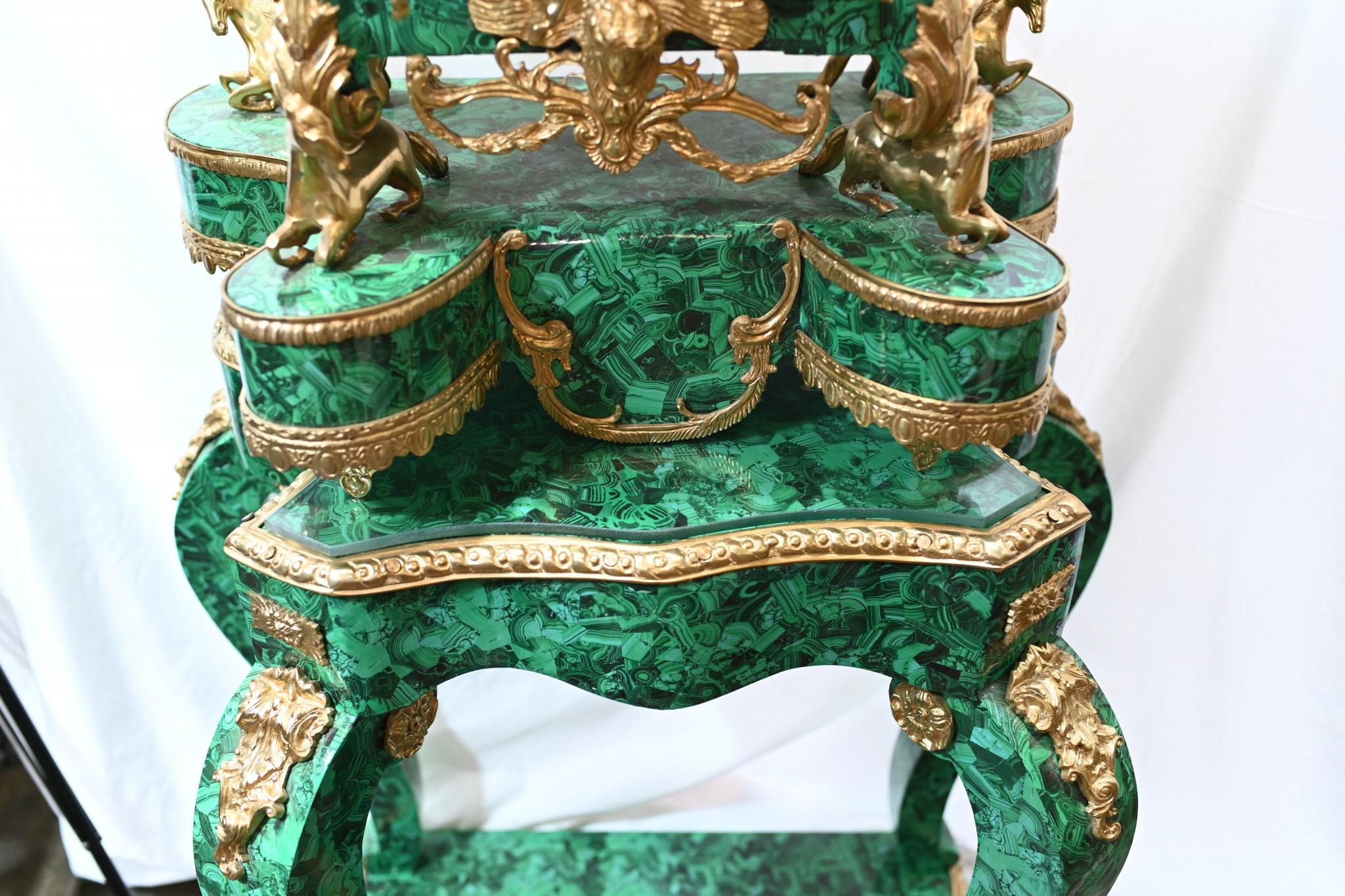 Standuhr im französischen Barockstil, Malachit vergoldet im Angebot 13