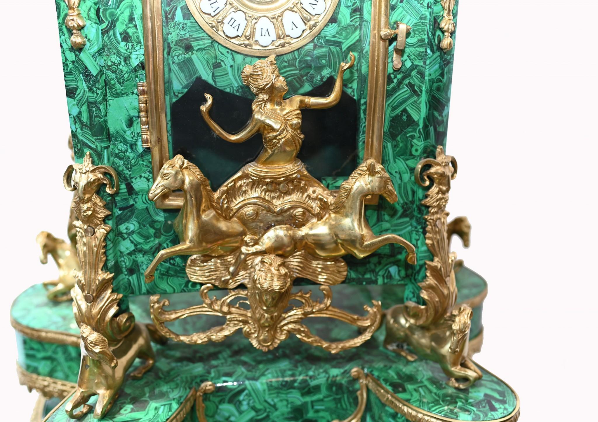 Standuhr im französischen Barockstil, Malachit vergoldet im Angebot 15