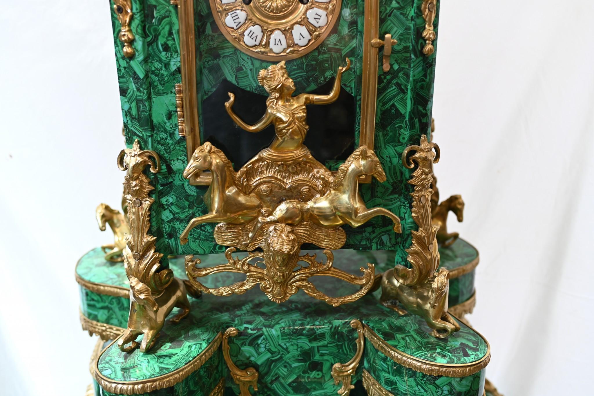 Standuhr im französischen Barockstil, Malachit vergoldet (Französische Provence) im Angebot