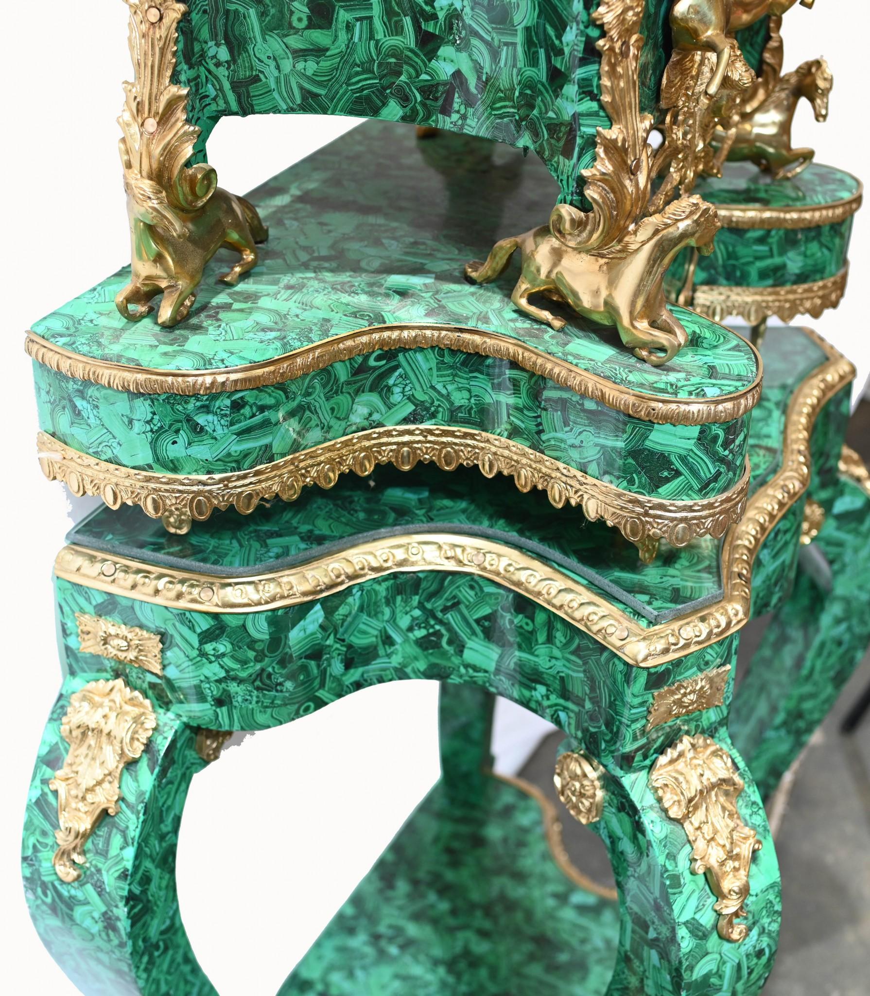 Standuhr im französischen Barockstil, Malachit vergoldet im Angebot 4