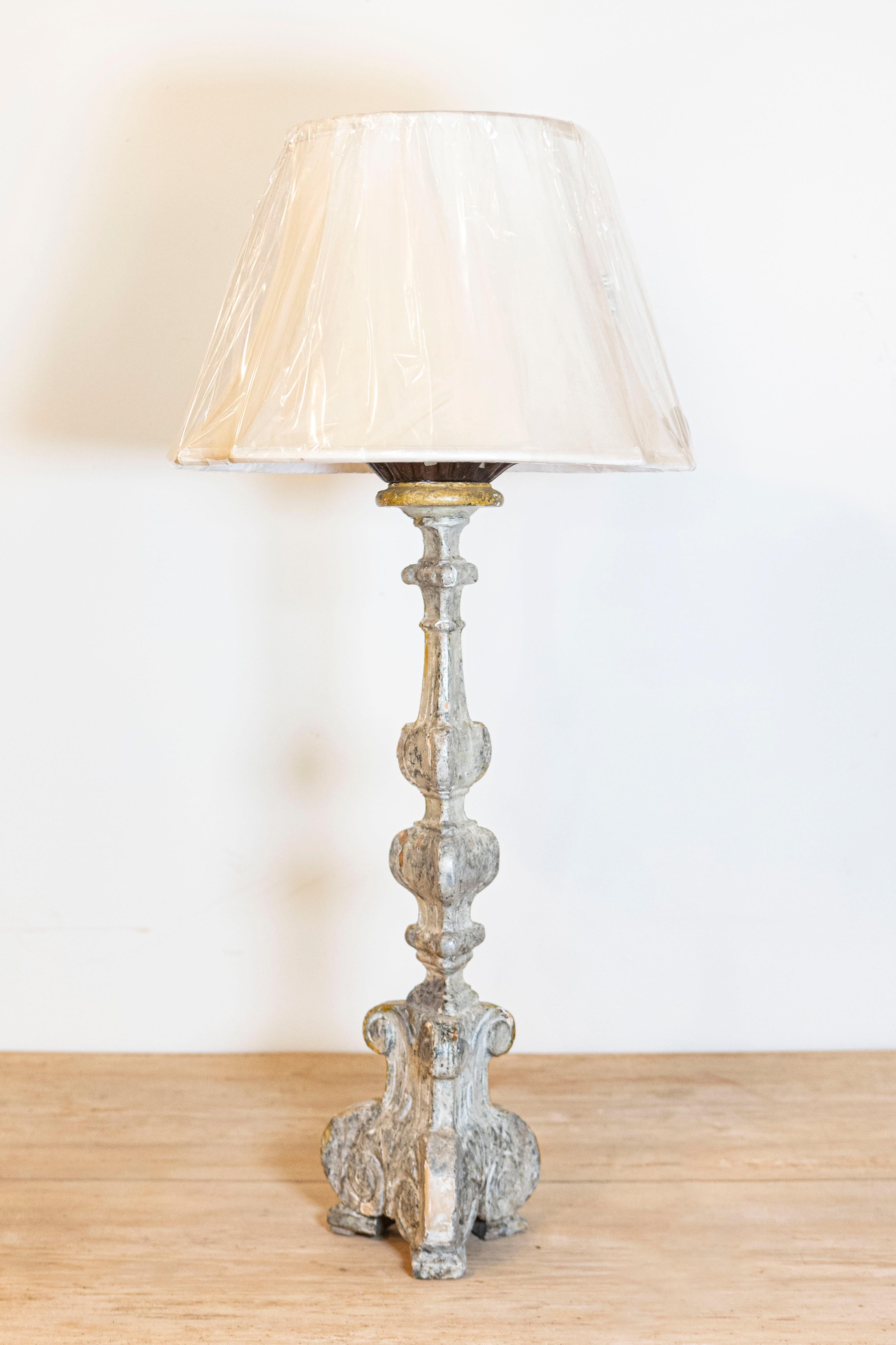 Lámpara candelabro de estilo barroco francés de la década de 1870 tallada, pintada y dorada a mano en Bueno estado para la venta en Atlanta, GA