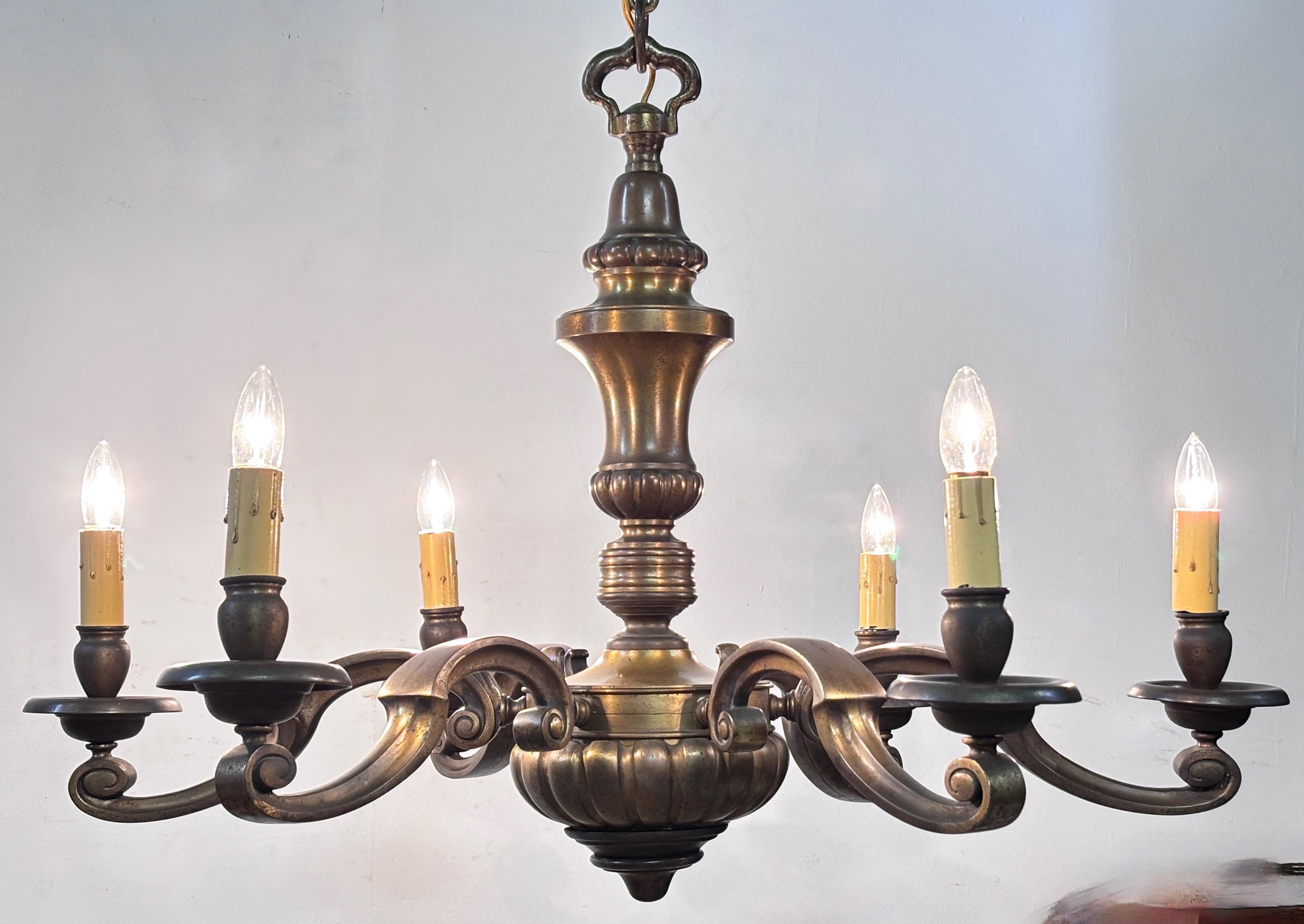 Una grande lampada a sospensione in bronzo a sei bracci in stile barocco francese con patina originale. 
Ricondizionato, ricablato e pronto per l'installazione.
Attualmente la lunghezza dalla calotta alla base dell'apparecchio è di 91,5 pollici.