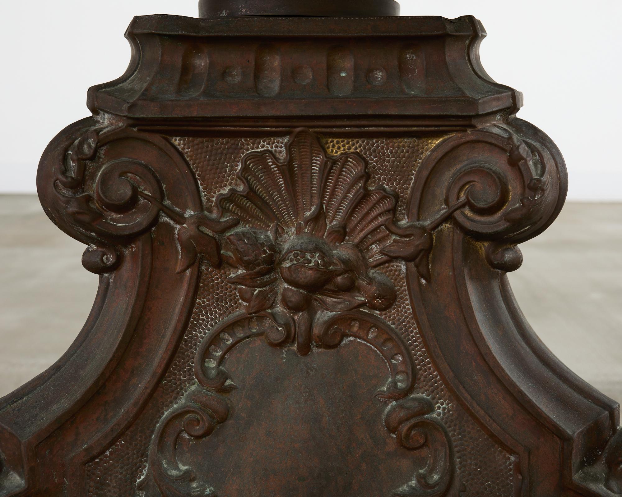 Table de salle à manger de style baroque français en bronze et travertin en vente 7