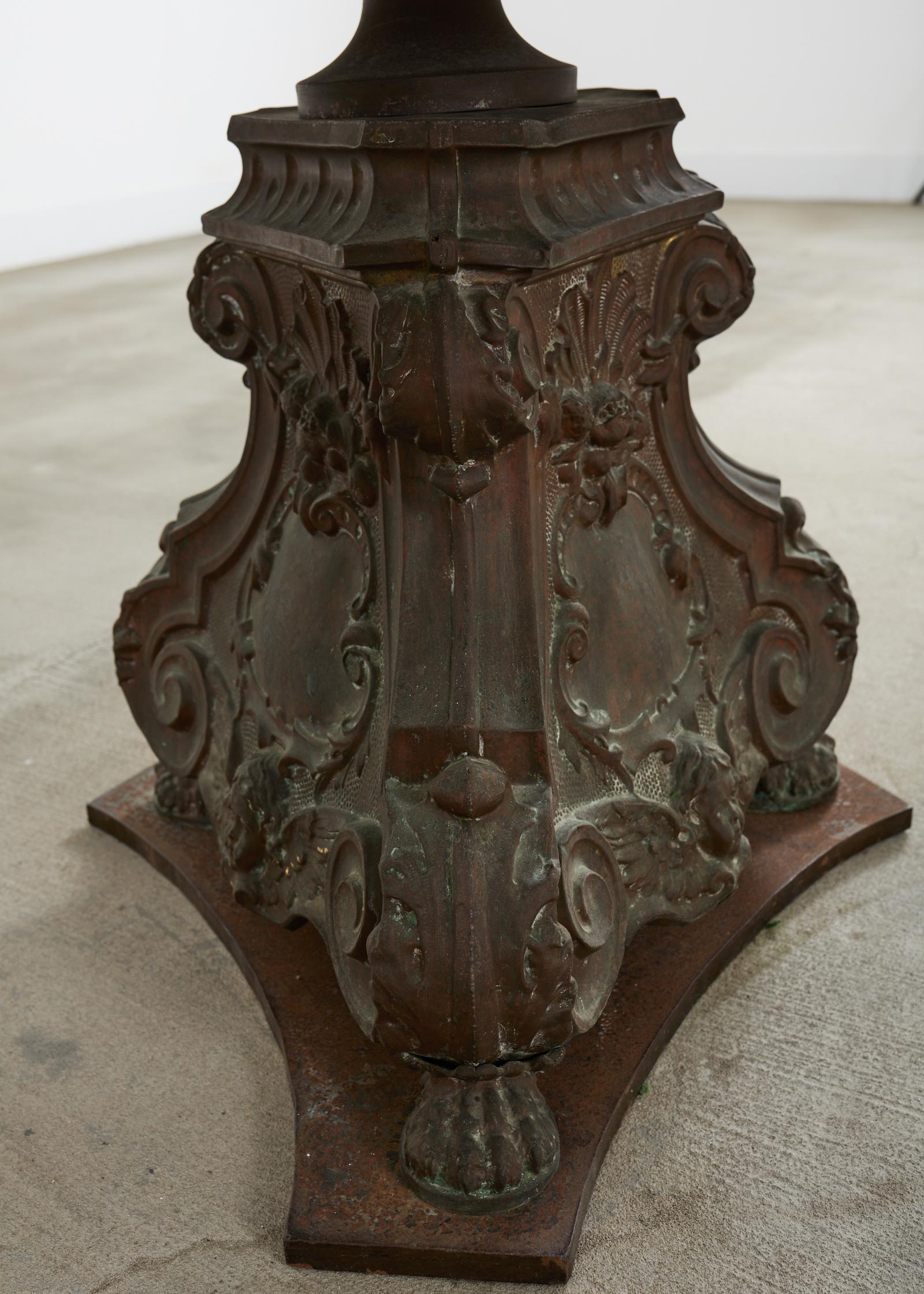 Table de salle à manger de style baroque français en bronze et travertin en vente 9