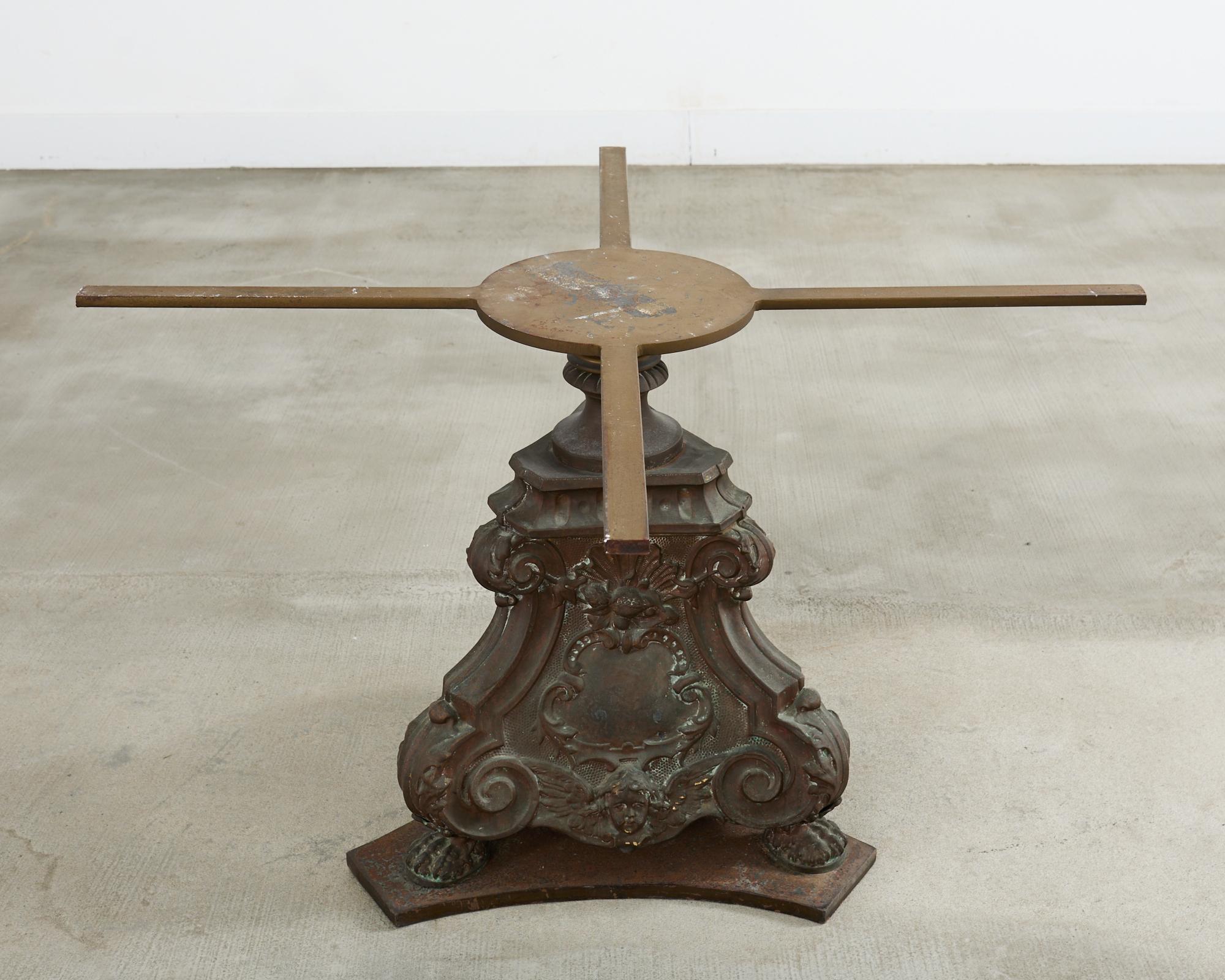 Table de salle à manger de style baroque français en bronze et travertin en vente 11