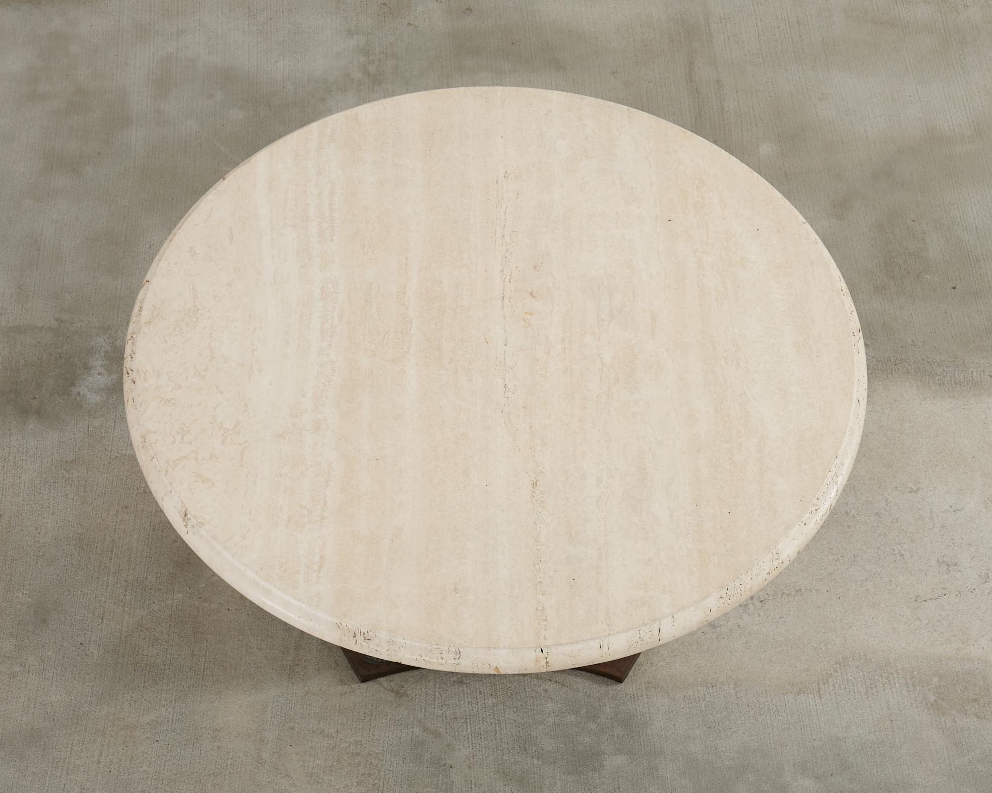 Européen Table de salle à manger de style baroque français en bronze et travertin en vente