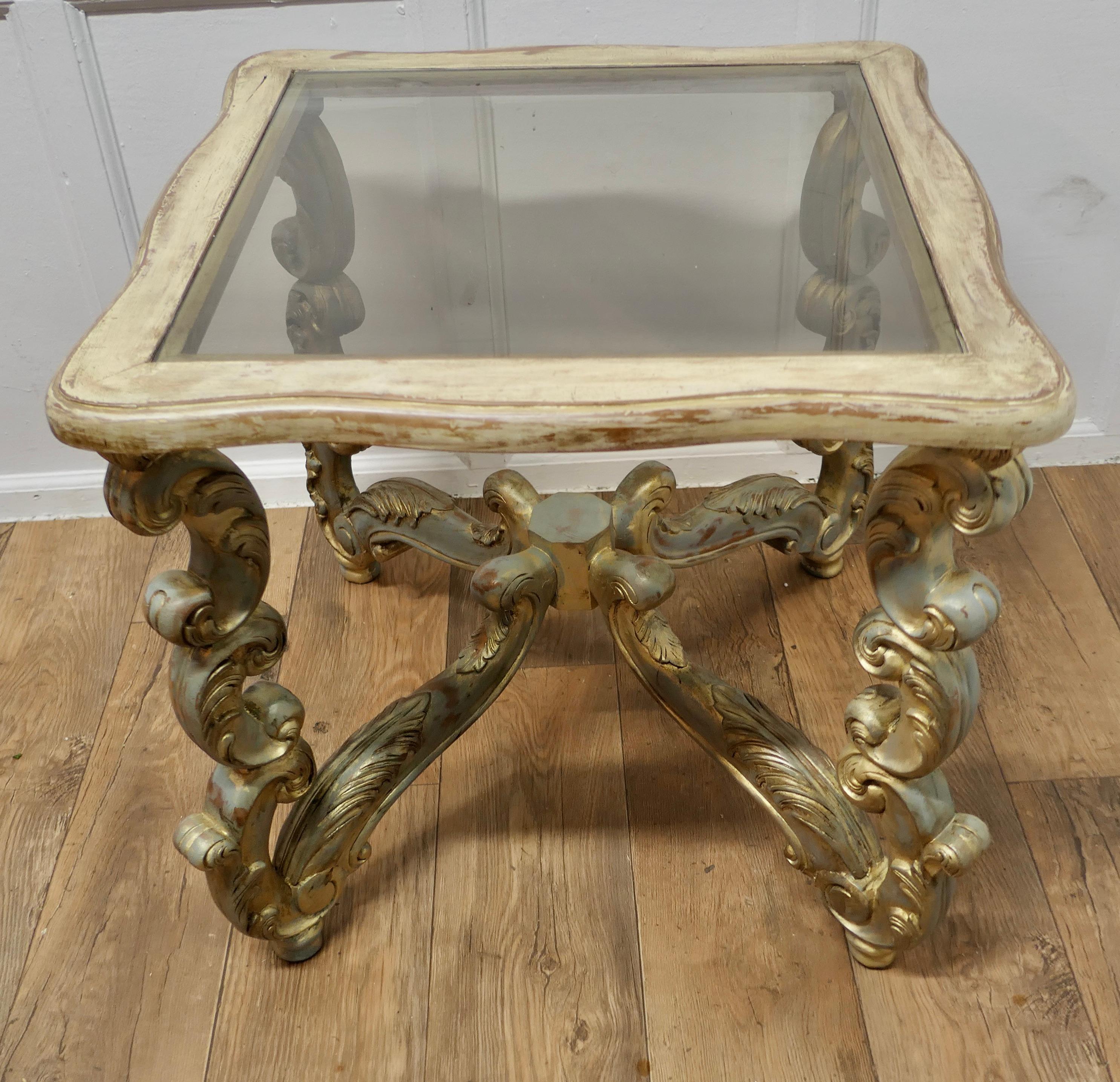 Mesa auxiliar de estilo barroco francés tallada y pintada en venta 3